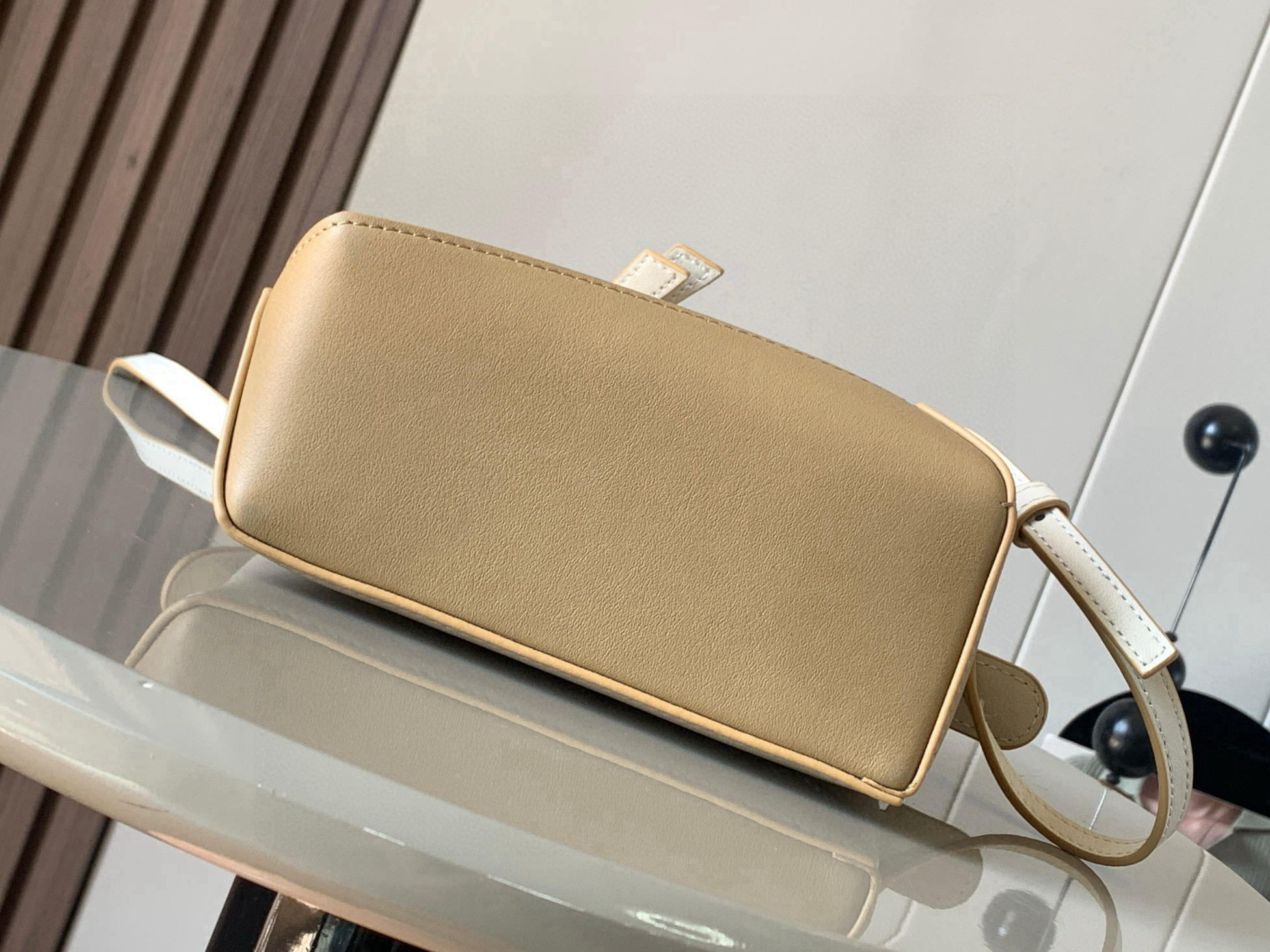 Loewe 新版本几何包迷你18CM Puzzle手袋是创意总监乔纳森．安德森为