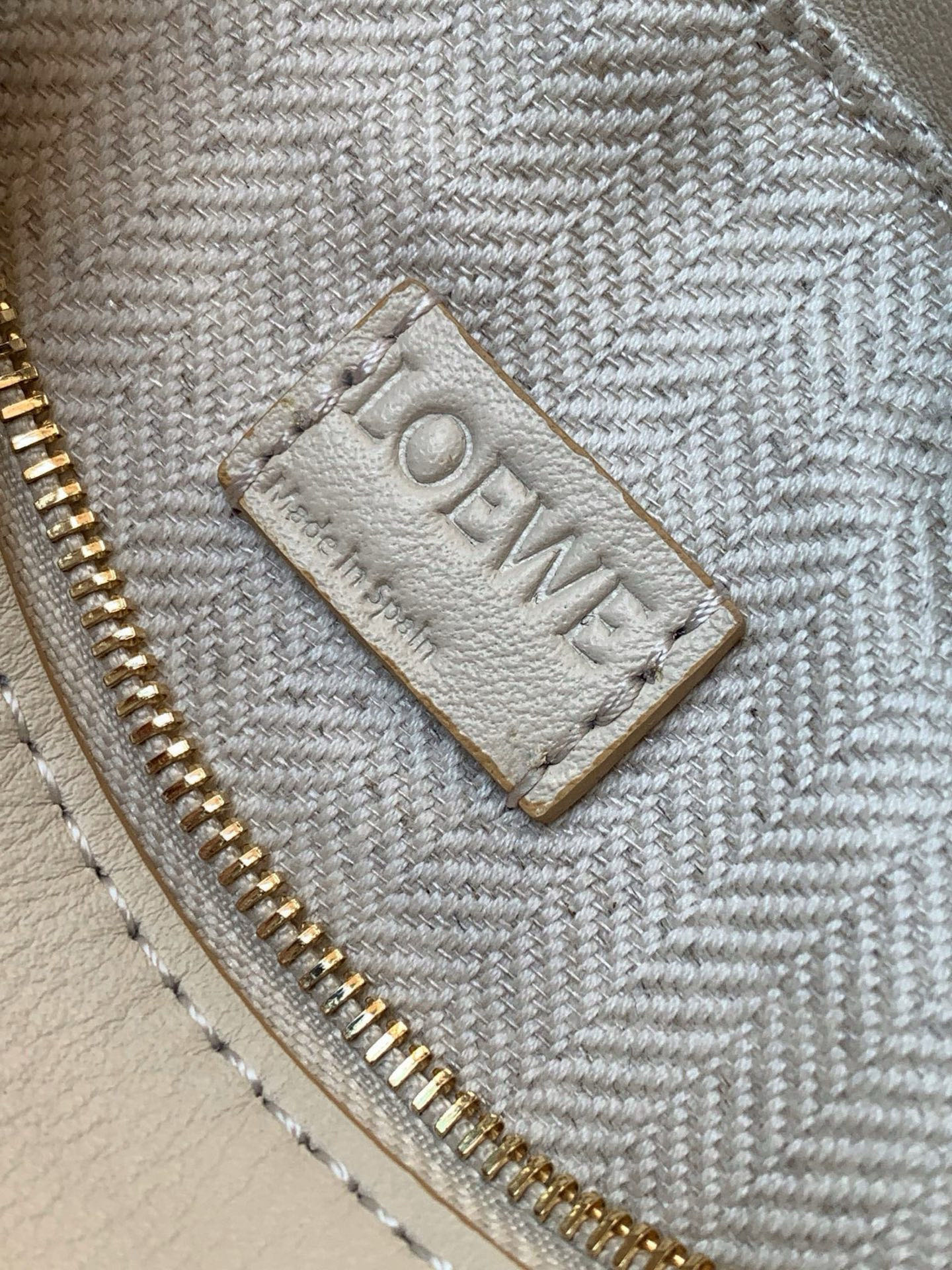 Loewe 新版本几何包迷你18CM Puzzle手袋是创意总监乔纳森．安德森为