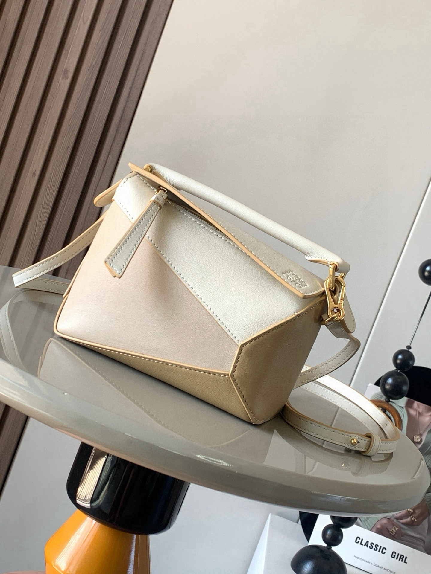 NO:583864,The popular new version of the geometric bag mini 18CM imported Napa calfskin Puzzle handbag is the creative director of Jonathan.  Anderson's first handbag for L0EWE The cuboid shape and precise cutting techniques create the unique geometric lines of the Puzzle. This mini version is crafted from classic cowhide leather The Mini Puzzle  It can accommodate, for example, a small vertical wallet, mobile phones of most sizes (up to 6.1 inches) and sunglasses cases to be carried across the body, on the shoulder, in the hand or by the top handle. The detachable shoulder strap almost ignores the weight of the bag itself, making it practical for carrying mobile phones, small purses, lipsticks and powders when going out, without any sense of cumbersomeness, and a relaxed and happy life starts from now on (the xs and plus you are most concerned about are all OK). Size 18～12.5～8CM Style No. 9310  Color: off-white golden, Loewe, loewe, wallets, cowhide19860909爆款新版本几何包迷你18CM原厂进口纳帕小牛皮Puzzle手袋是创意总监乔纳森．安德森为 L0EWE 推出的首款手提包长方体形状和精确的切割技术创造了 Puzzle 独特的几何线条.这个迷你版本采用经典牛皮革制成迷你 Puzzle 可以容纳例如一只小号垂直钱包、大多数尺寸的手机（最大6.1英寸）和太阳镜盒斜挎、肩背、手拿或顶部提手携带.可拆卸肩带包包自身重量几乎忽略,炒鸡实用,出门装手机小钱包口红粉饼,毫无累赘感,轻松愉快人生从此开启(你们最关心的xs,plus都ok哈） 尺寸18～12.5～8CM 款号9310 颜色米白金黄,罗意威,loewe,wallets,cowhide,Bag