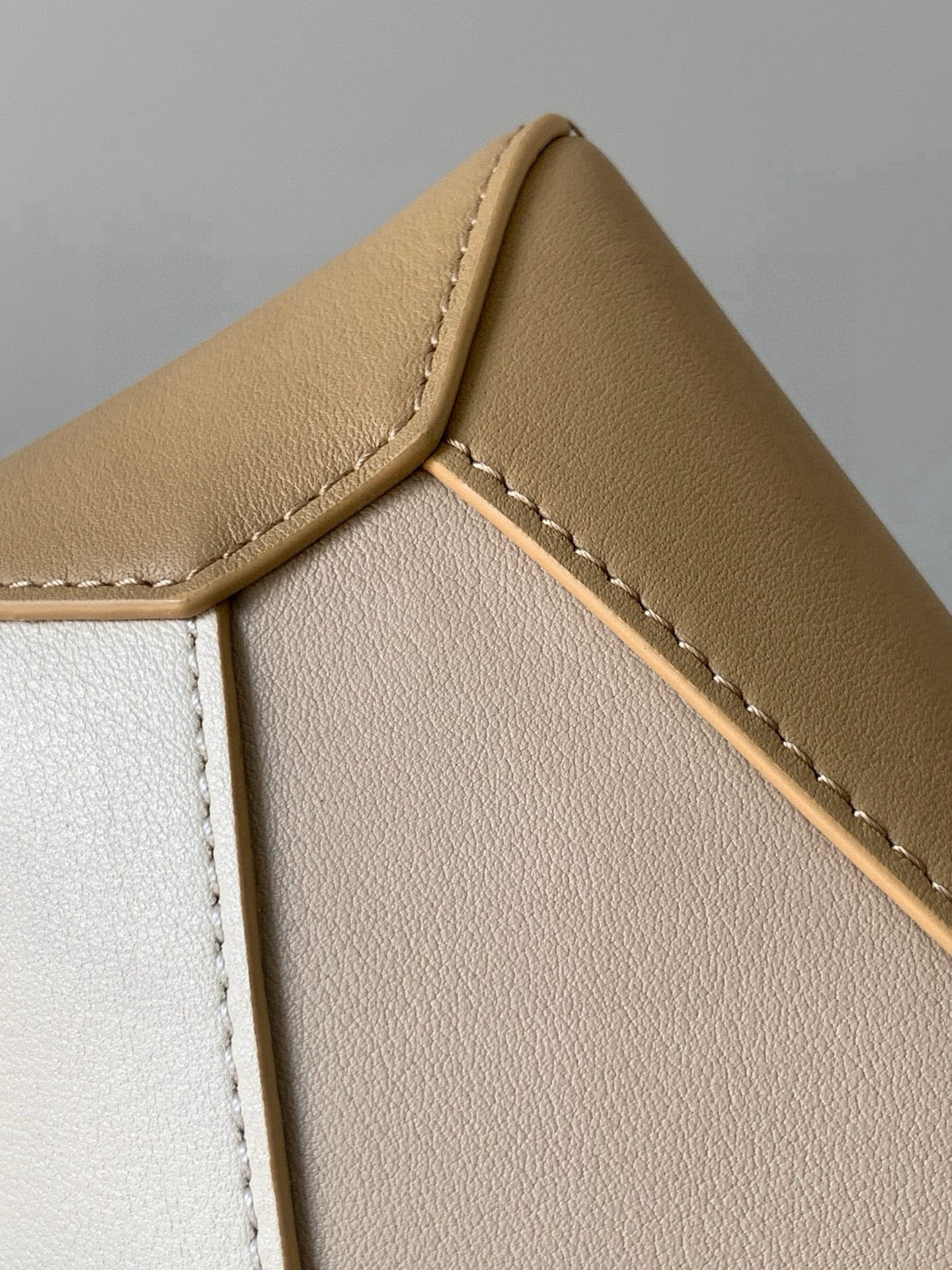 Loewe 新版本几何包迷你18CM Puzzle手袋是创意总监乔纳森．安德森为