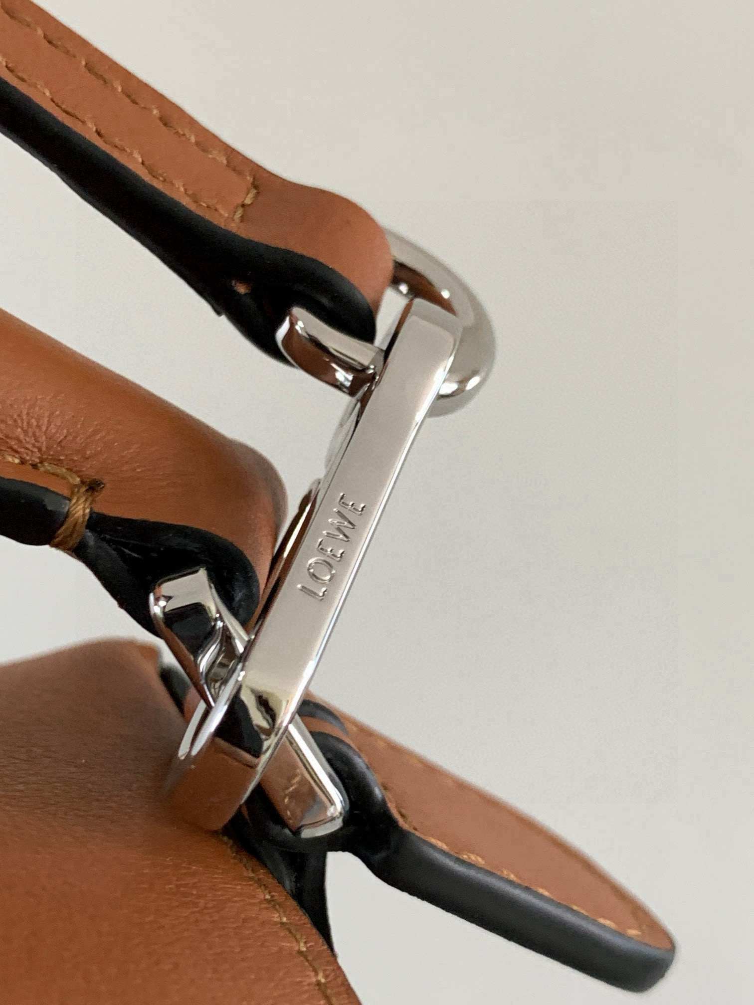 Loewe 新版本几何包迷你18CM Puzzle手袋是创意总监乔纳森．安德森为
