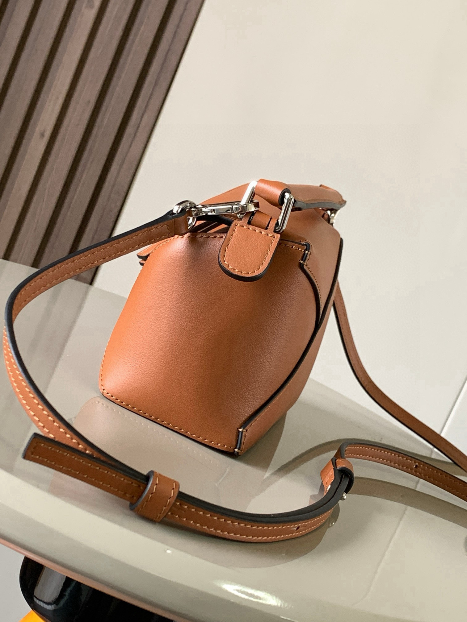 Loewe 新版本几何包迷你18CM Puzzle手袋是创意总监乔纳森．安德森为