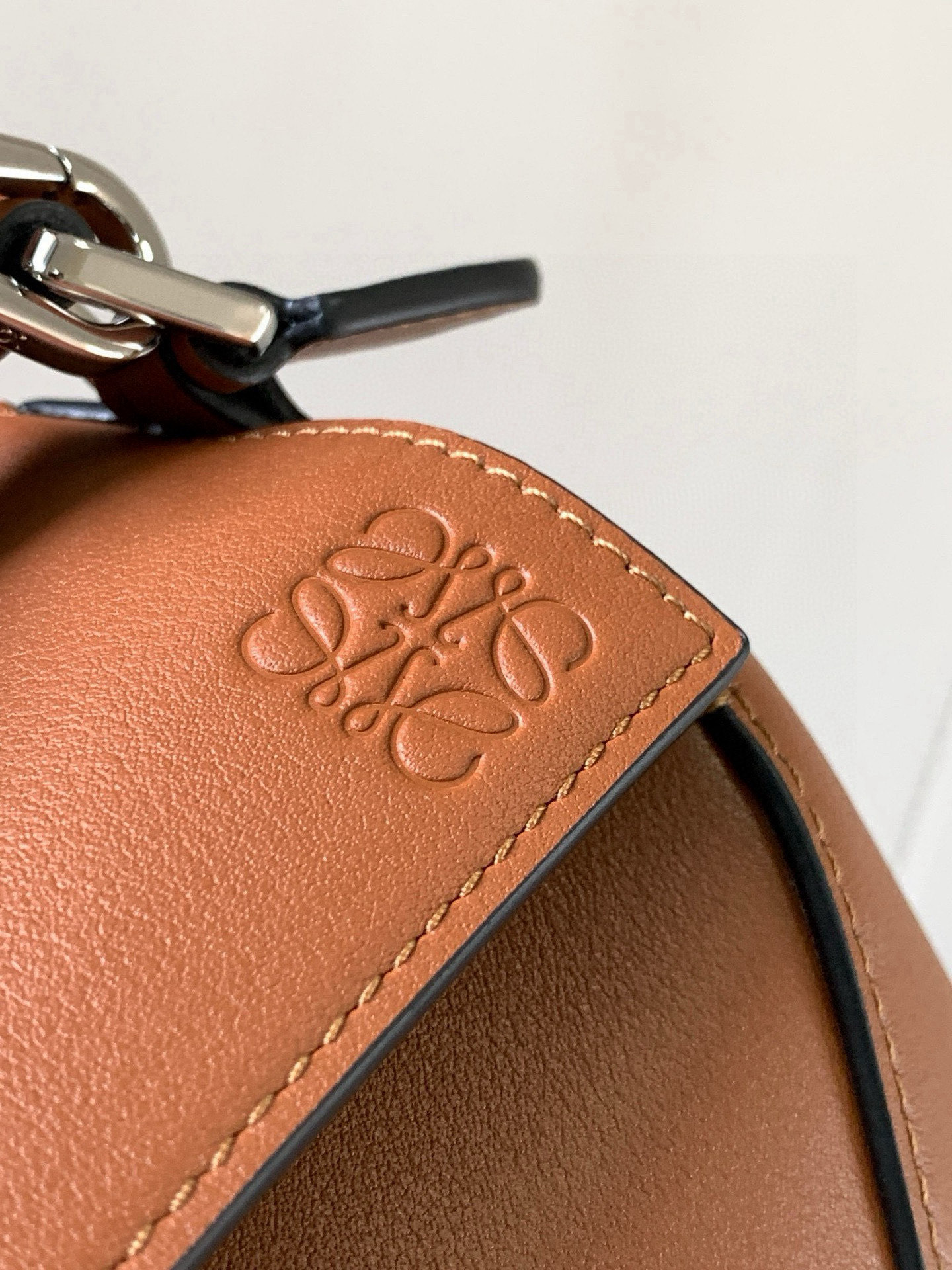 Loewe 新版本几何包迷你18CM Puzzle手袋是创意总监乔纳森．安德森为