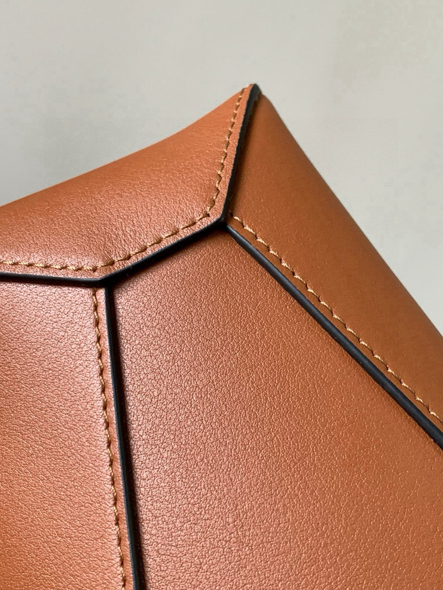 Loewe 新版本几何包迷你18CM Puzzle手袋是创意总监乔纳森．安德森为