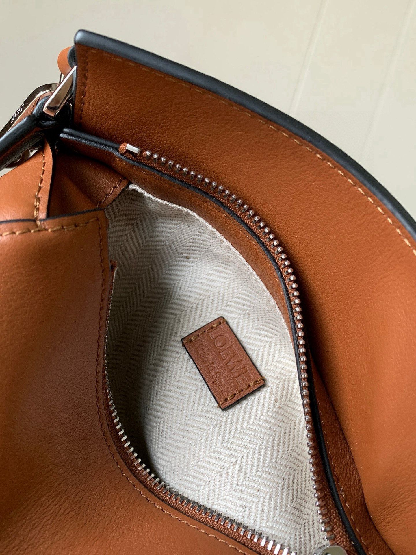 Loewe 新版本几何包迷你18CM Puzzle手袋是创意总监乔纳森．安德森为