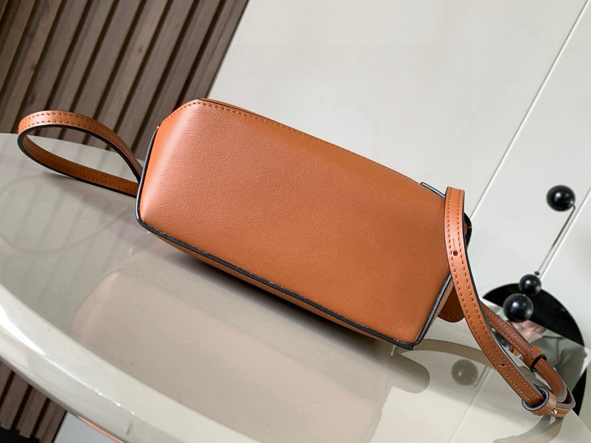 Loewe 新版本几何包迷你18CM Puzzle手袋是创意总监乔纳森．安德森为
