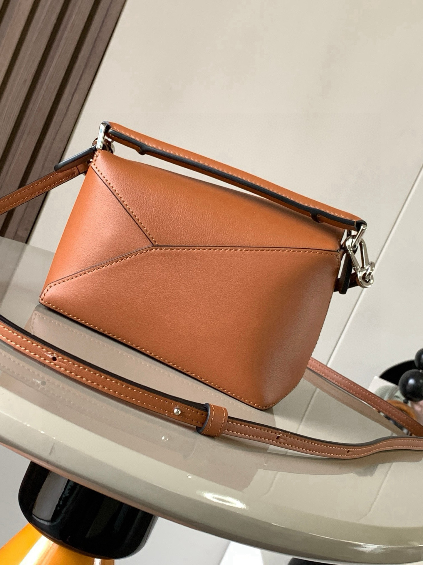 Loewe 新版本几何包迷你18CM Puzzle手袋是创意总监乔纳森．安德森为