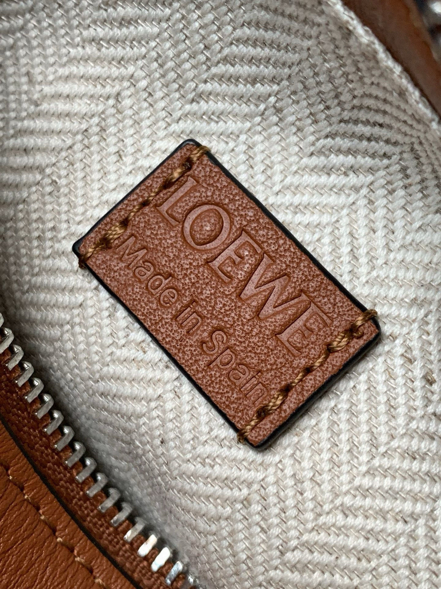 Loewe 新版本几何包迷你18CM Puzzle手袋是创意总监乔纳森．安德森为