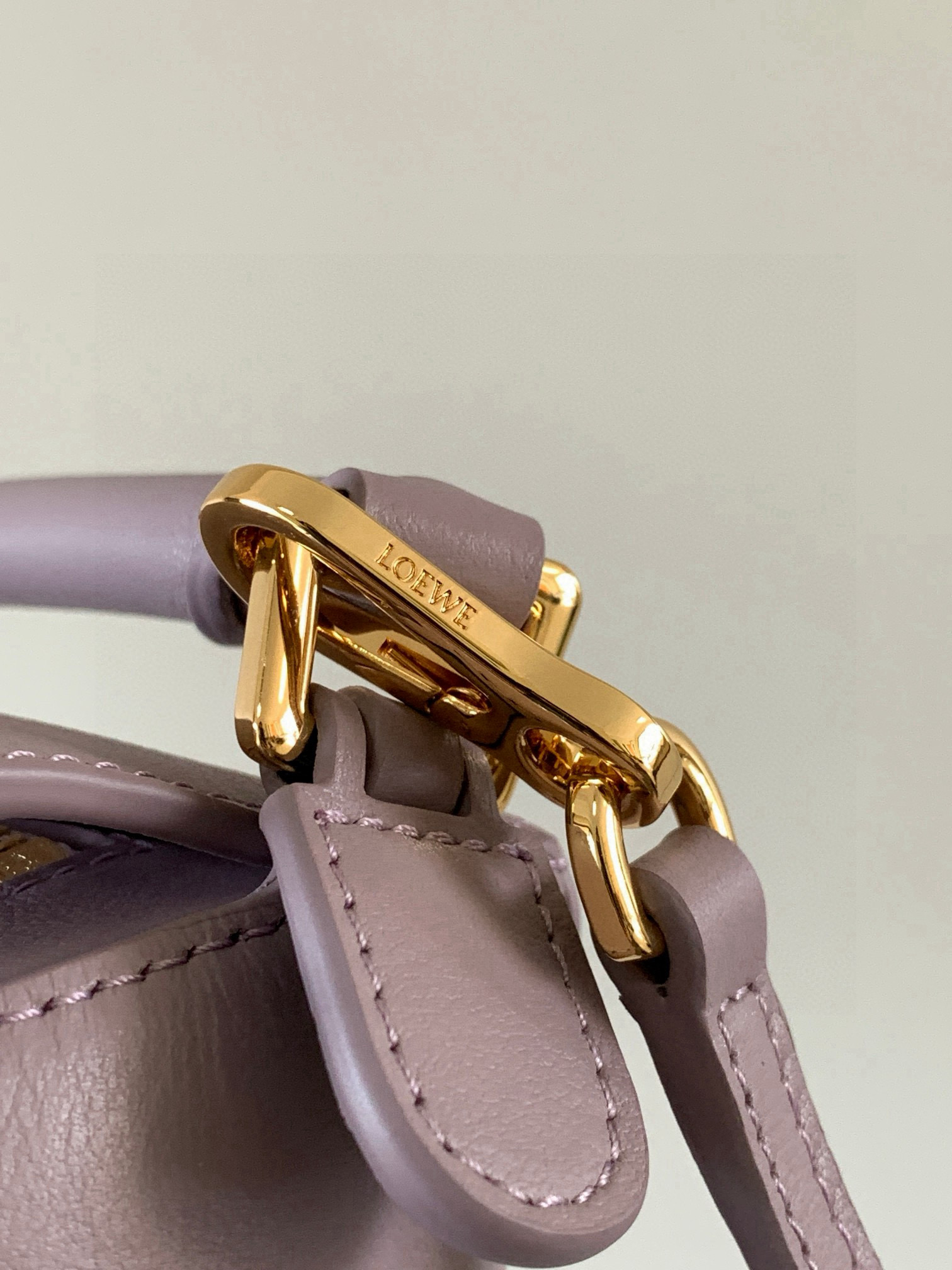 Loewe 新版本几何包迷你18CM Puzzle手袋是创意总监乔纳森．安德森为