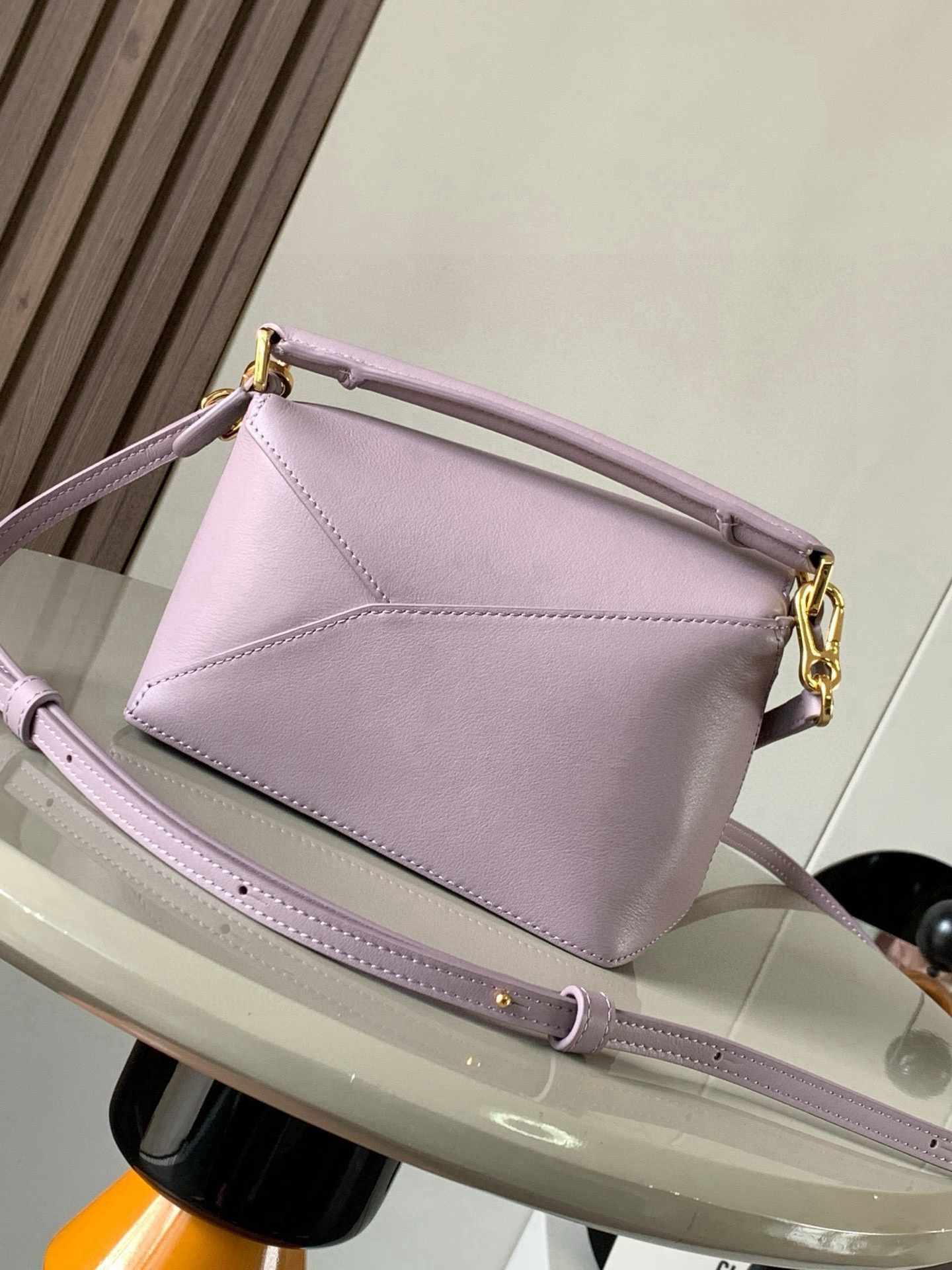 Loewe 新版本几何包迷你18CM Puzzle手袋是创意总监乔纳森．安德森为