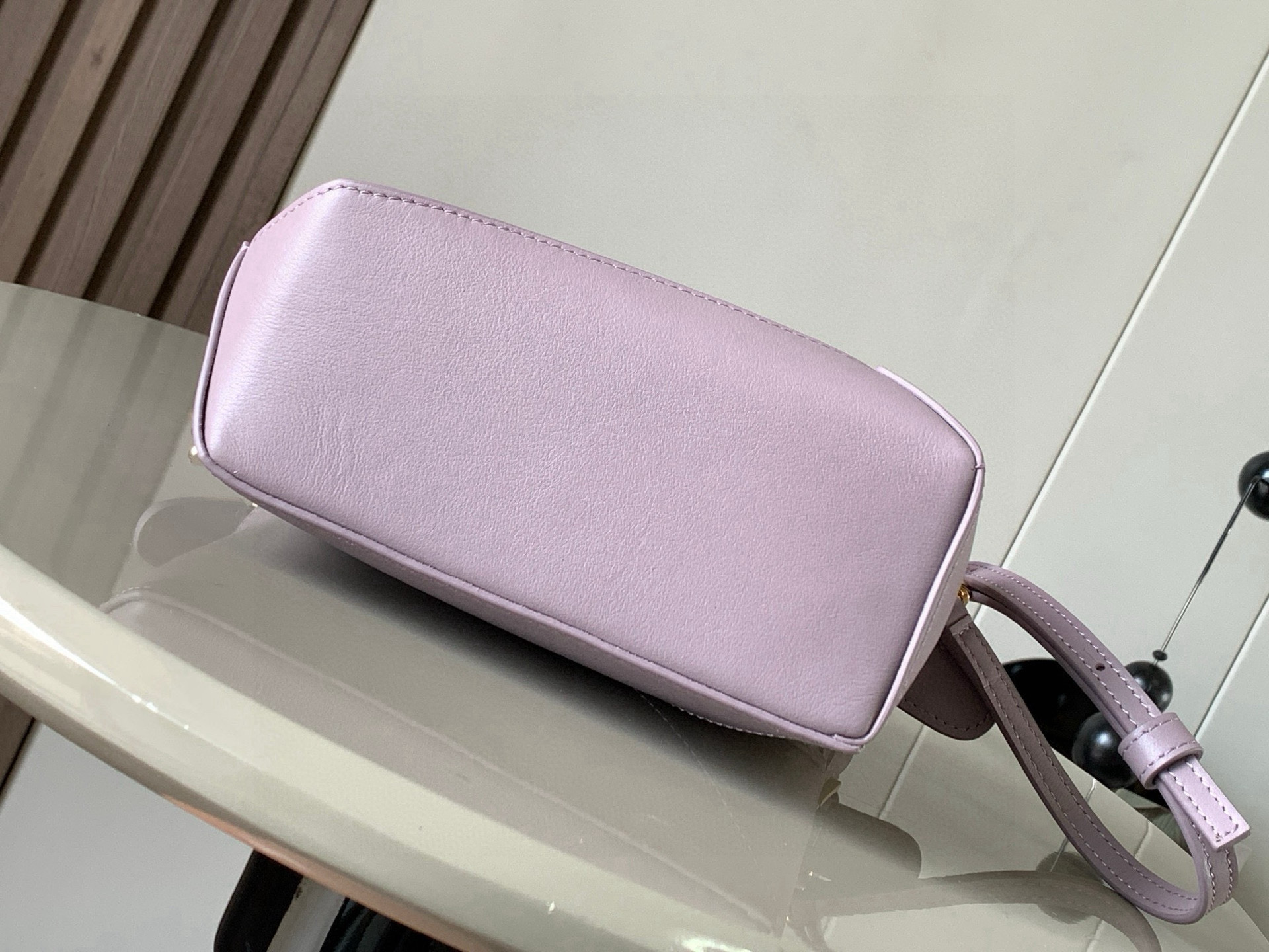 Loewe 新版本几何包迷你18CM Puzzle手袋是创意总监乔纳森．安德森为