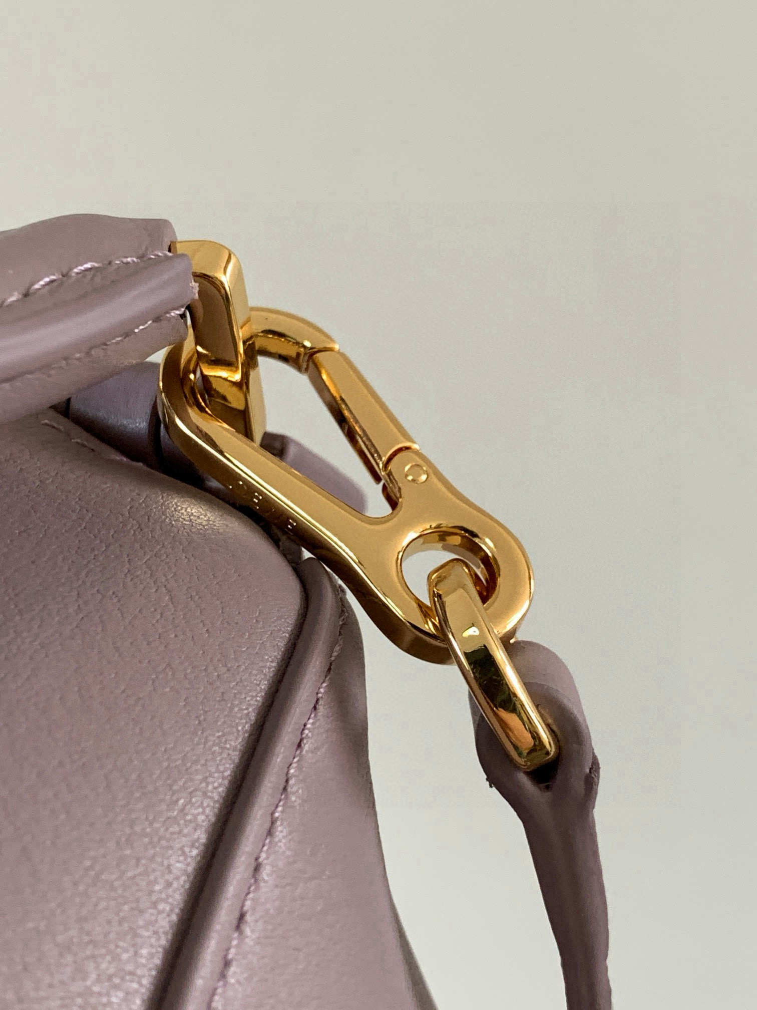 Loewe 新版本几何包迷你18CM Puzzle手袋是创意总监乔纳森．安德森为