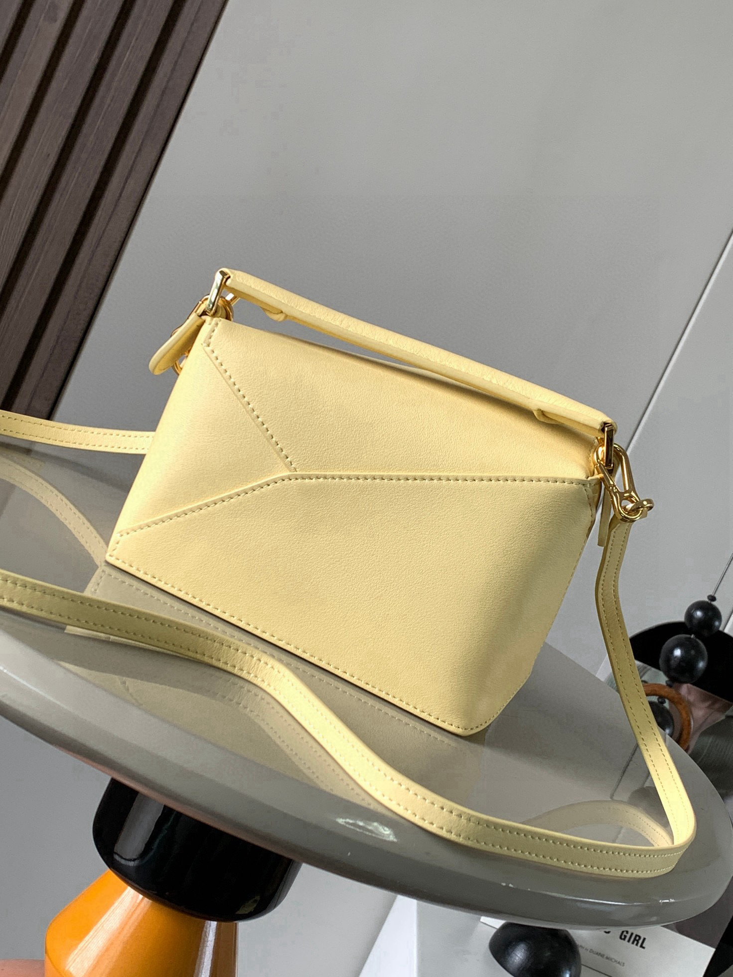 Loewe 新版本几何包迷你18CM Puzzle手袋是创意总监乔纳森．安德森为