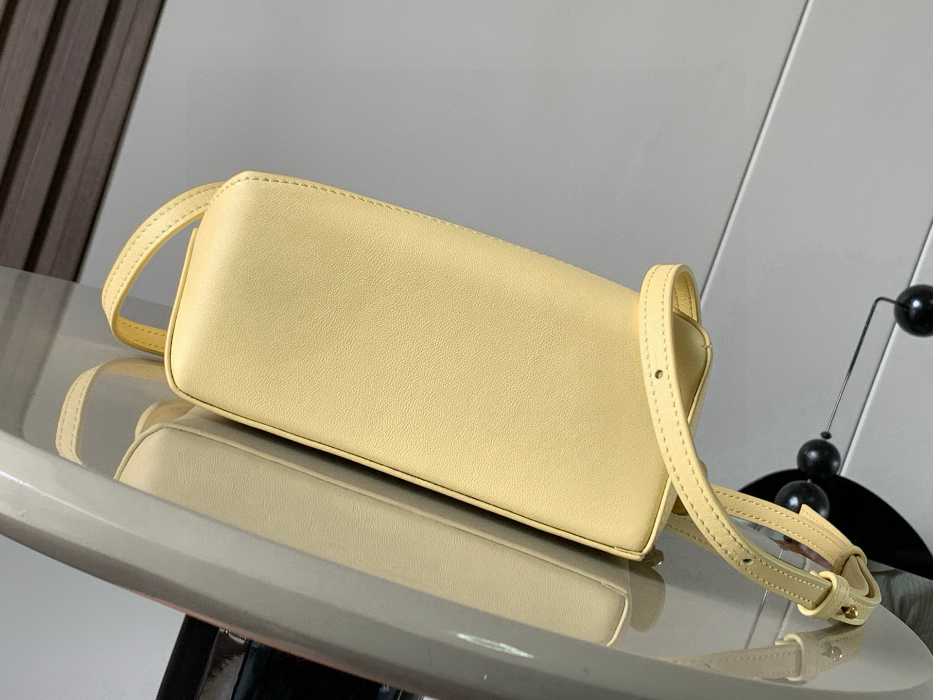 Loewe 新版本几何包迷你18CM Puzzle手袋是创意总监乔纳森．安德森为