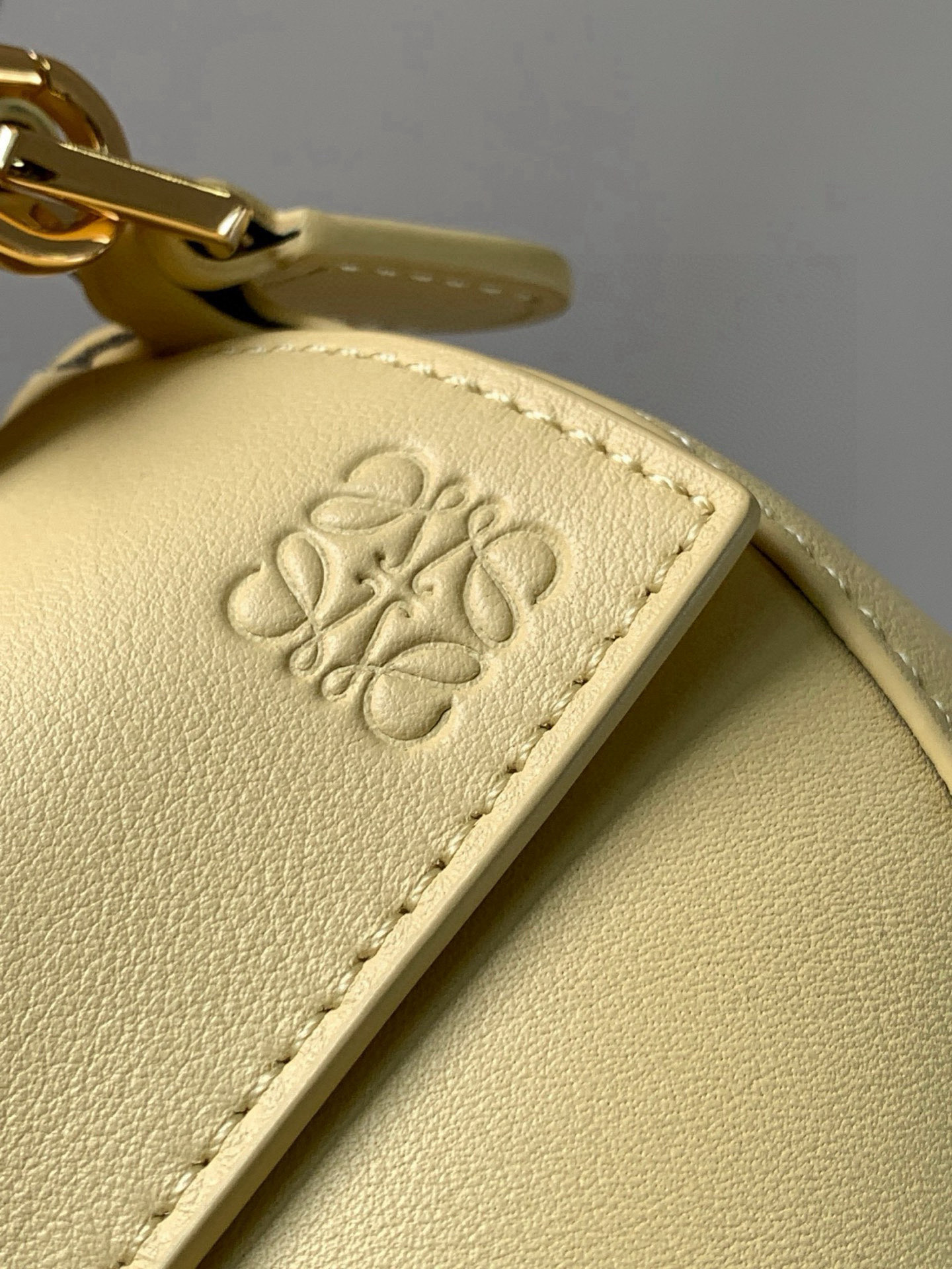 Loewe 新版本几何包迷你18CM Puzzle手袋是创意总监乔纳森．安德森为
