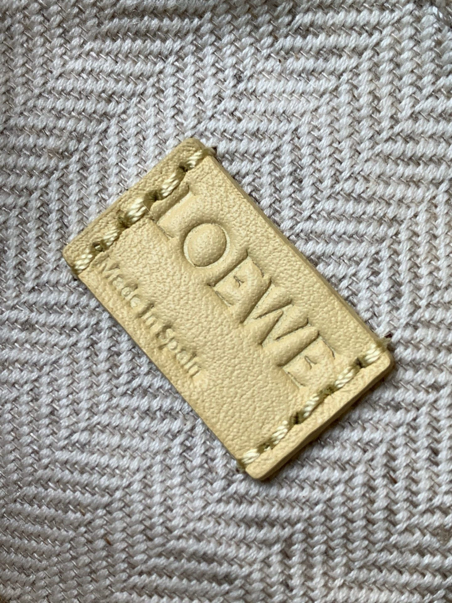 Loewe 新版本几何包迷你18CM Puzzle手袋是创意总监乔纳森．安德森为