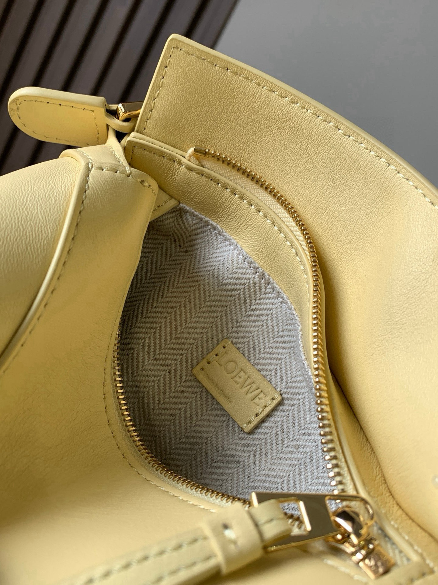 Loewe 新版本几何包迷你18CM Puzzle手袋是创意总监乔纳森．安德森为