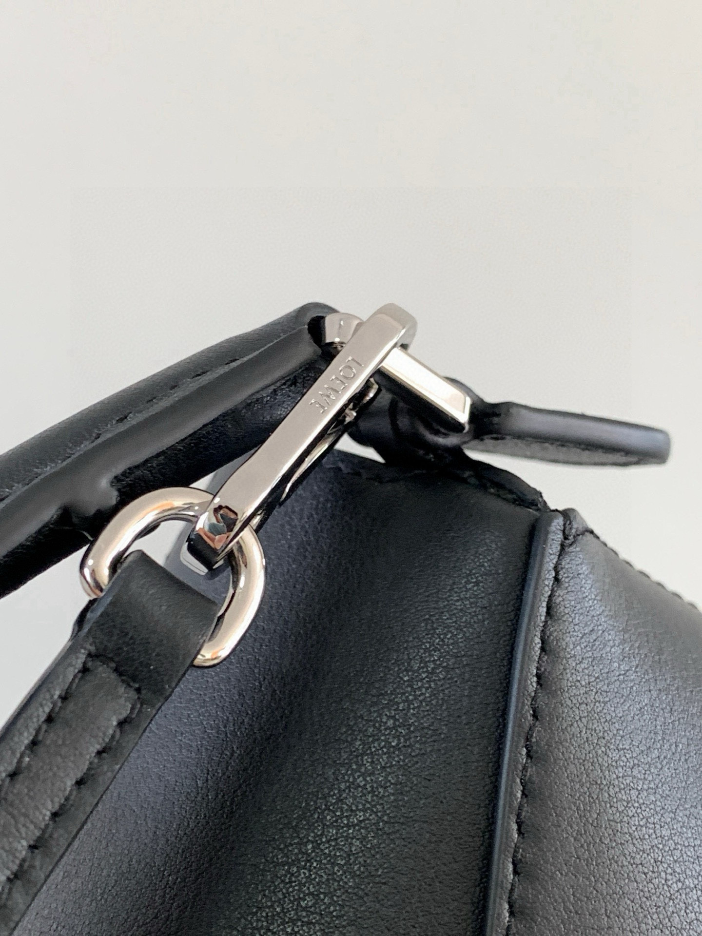 Loewe 新版本几何包迷你18CM Puzzle手袋是创意总监乔纳森．安德森为