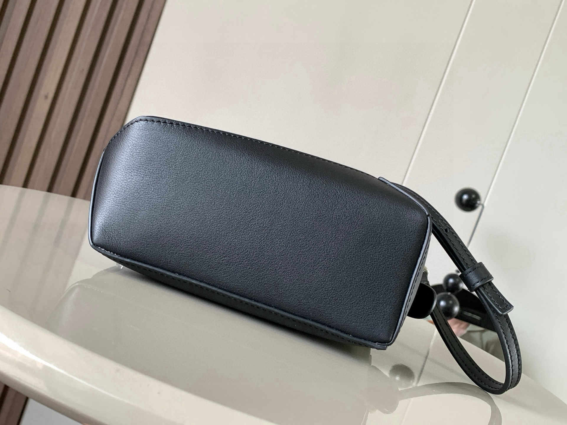 Loewe 新版本几何包迷你18CM Puzzle手袋是创意总监乔纳森．安德森为