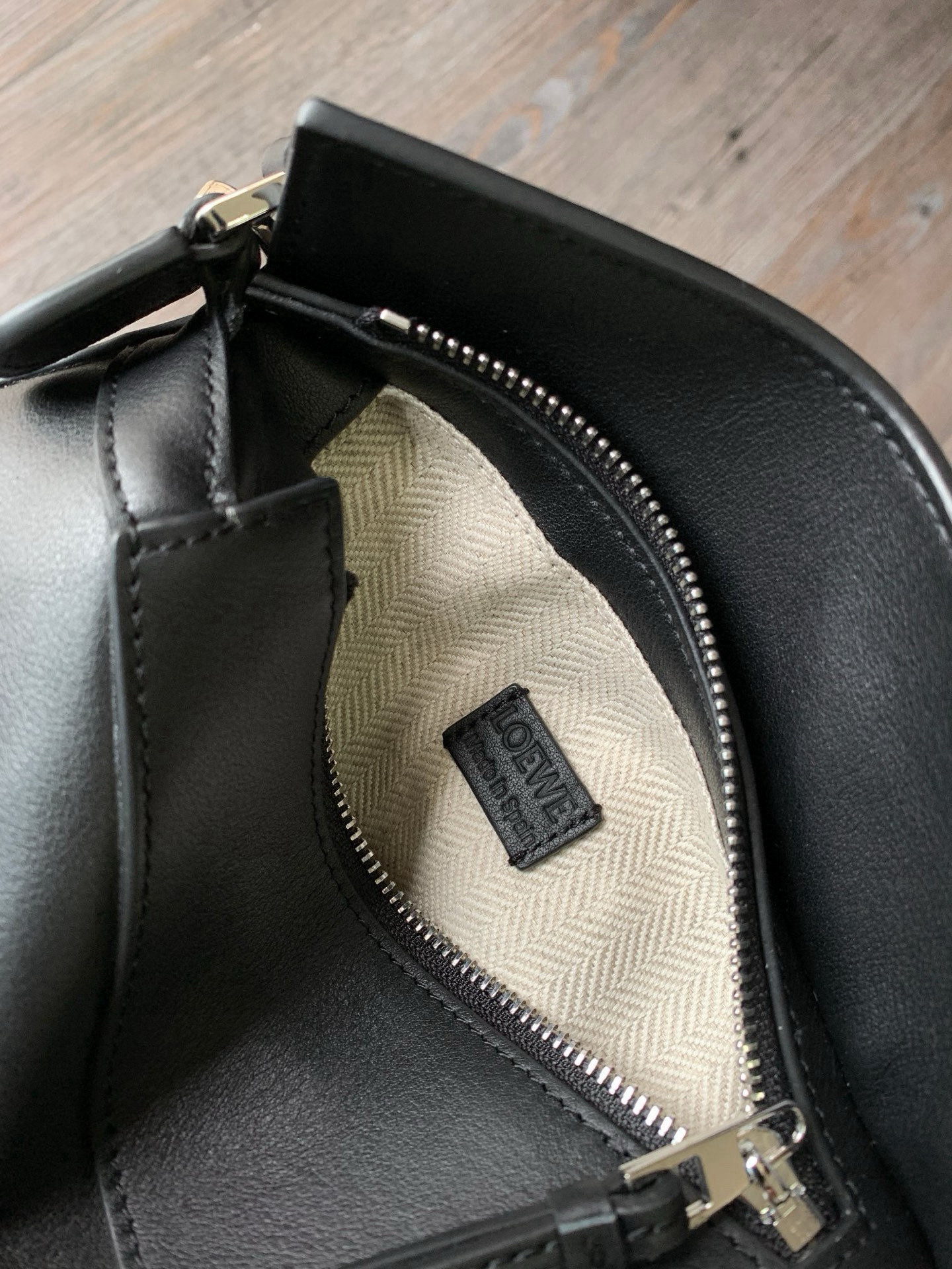 Loewe 新版本几何包迷你18CM Puzzle手袋是创意总监乔纳森．安德森为
