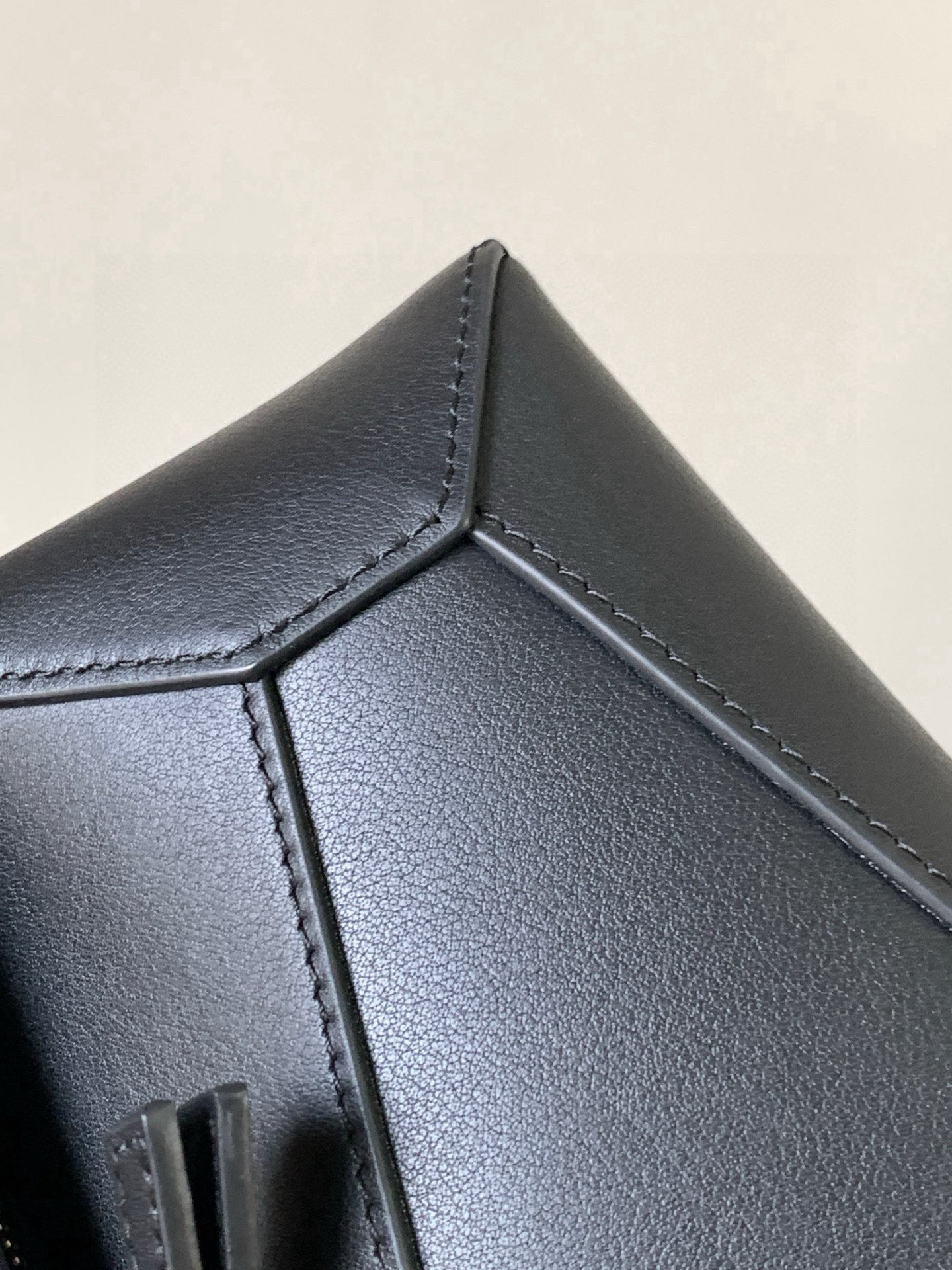 Loewe 新版本几何包迷你18CM Puzzle手袋是创意总监乔纳森．安德森为