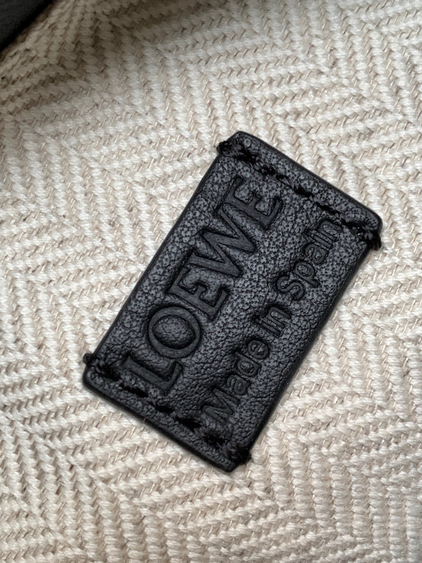 Loewe 新版本几何包迷你18CM Puzzle手袋是创意总监乔纳森．安德森为