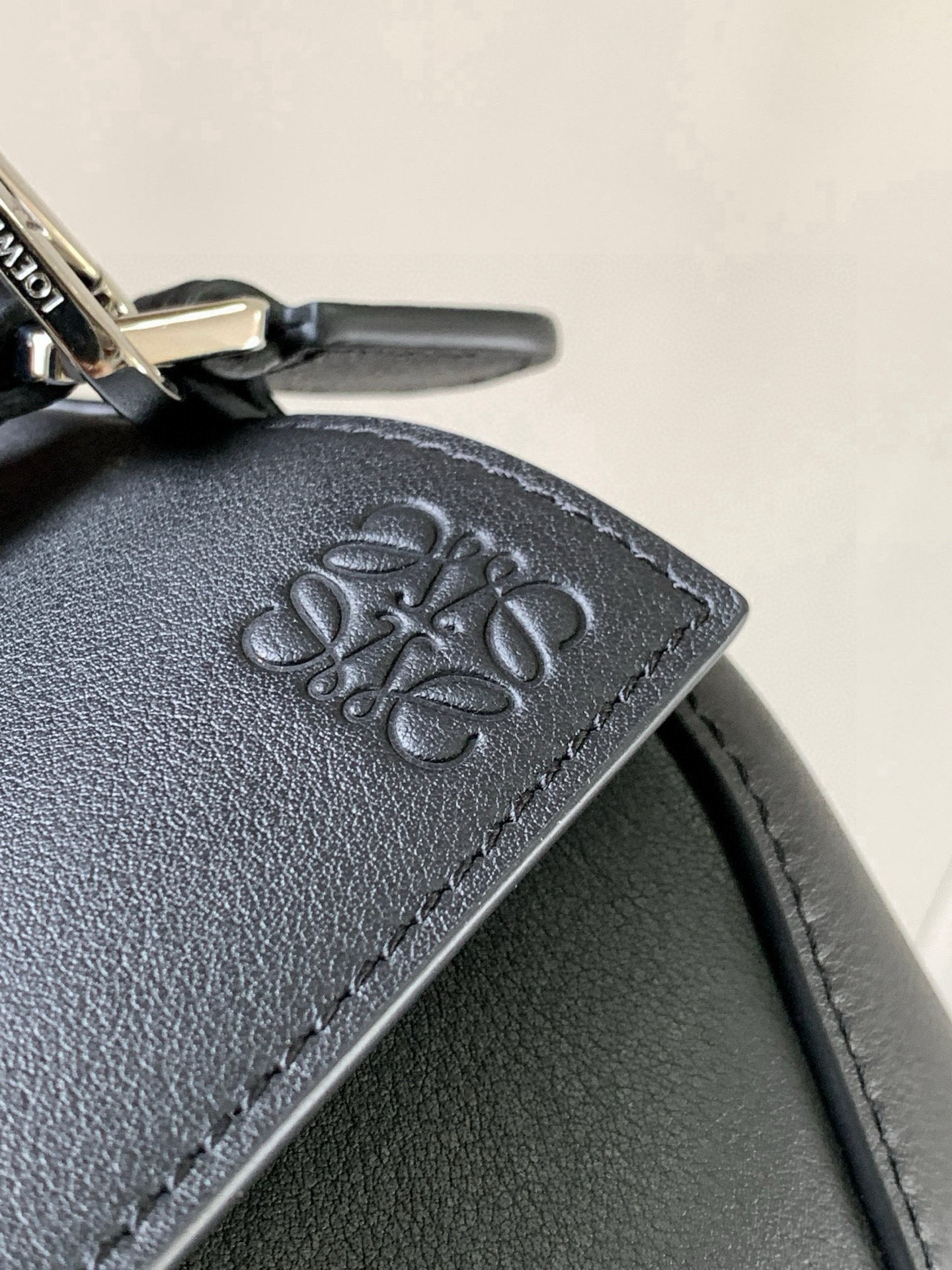 Loewe 新版本几何包迷你18CM Puzzle手袋是创意总监乔纳森．安德森为