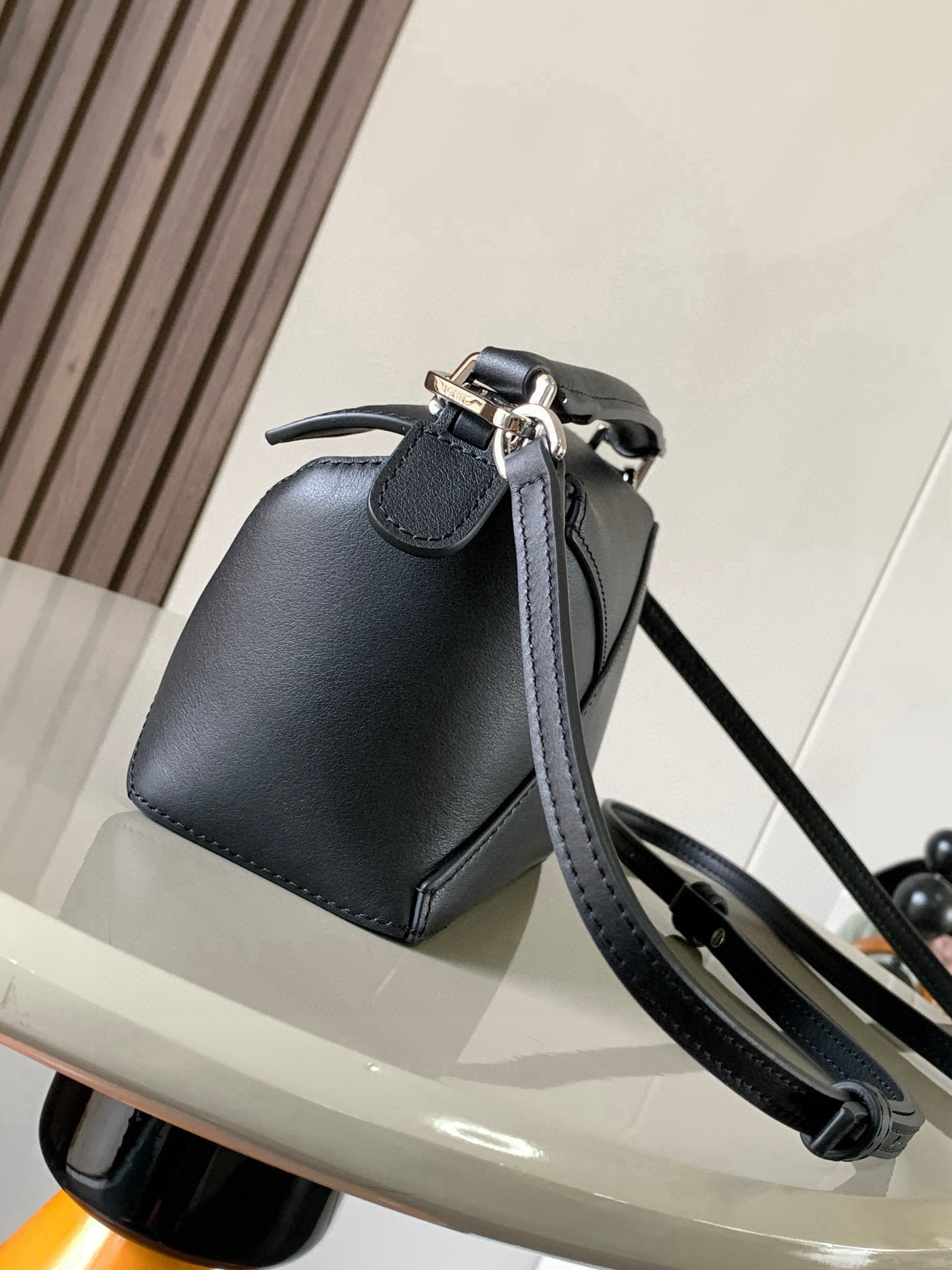 Loewe 新版本几何包迷你18CM Puzzle手袋是创意总监乔纳森．安德森为