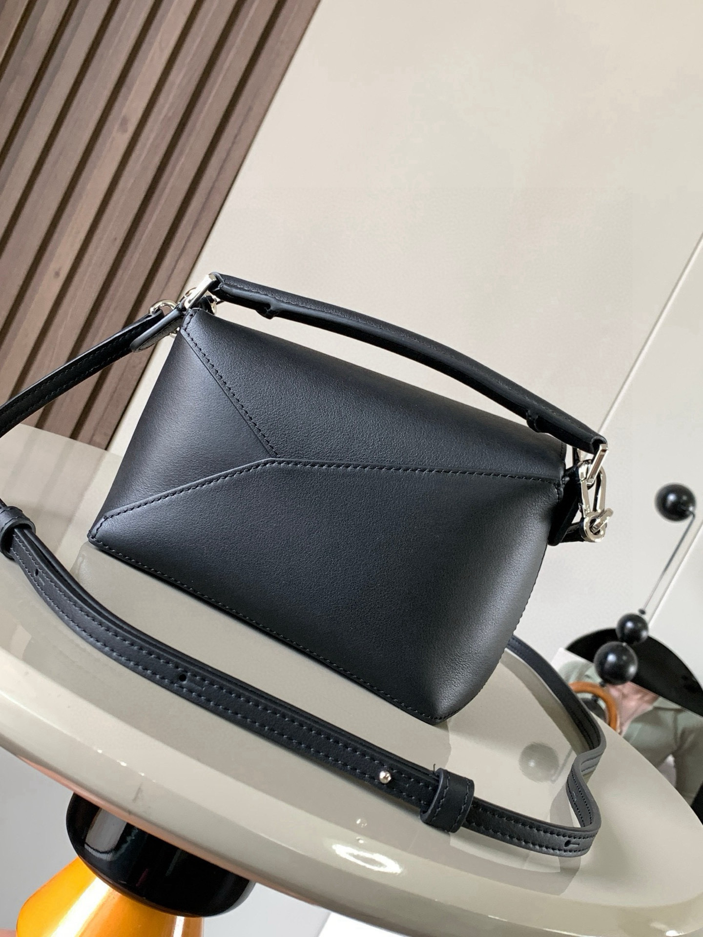 Loewe 新版本几何包迷你18CM Puzzle手袋是创意总监乔纳森．安德森为