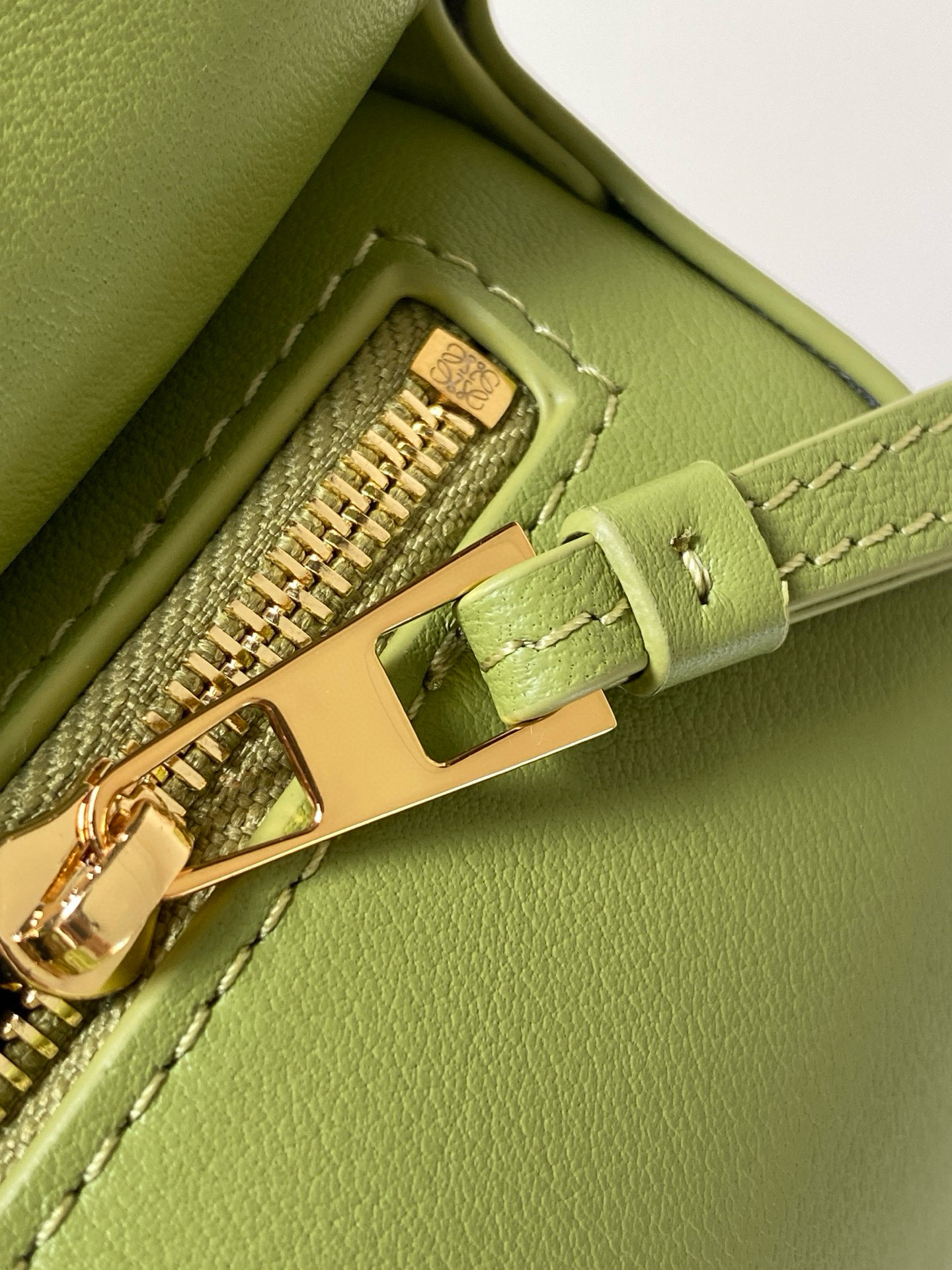 Loewe 新版本几何包迷你18CM Puzzle手袋是创意总监乔纳森．安德森为