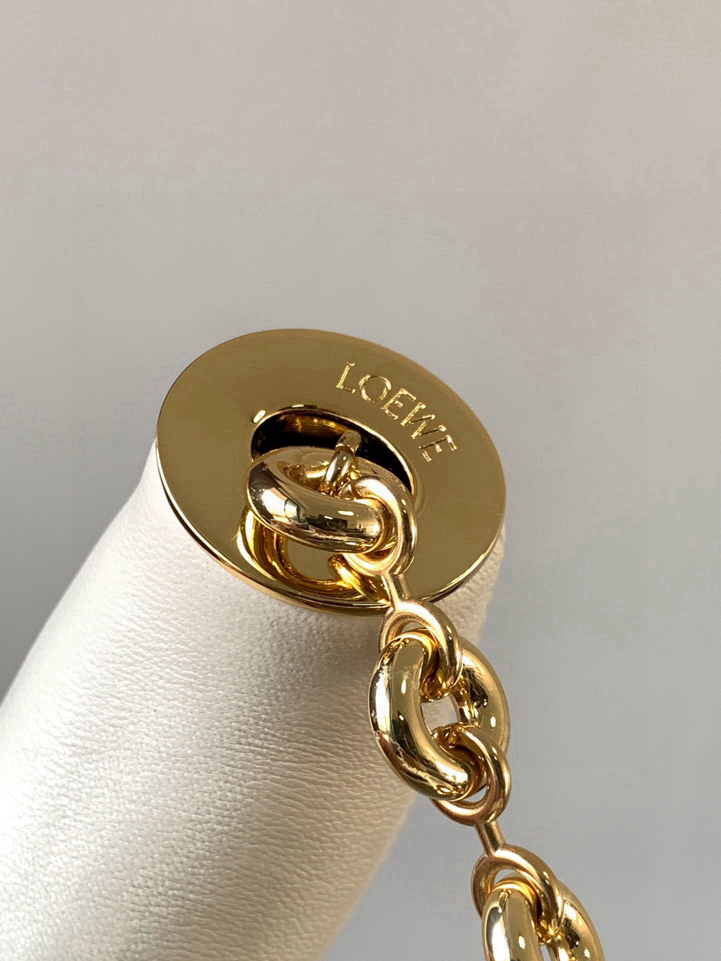 p980。🔥【明星同款】小号纳帕羊皮革Squeeze手袋💄是款精致而柔美的全新手袋💥全新发布的 Squeeze 手袋采用柔软丝滑的Mellow纳帕小羊皮制作而成❤️无衬里结构有效减轻包身自重🌺观感上也更为轻盈⭐️弯月形包口以优雅的褶边收口，营造出轻松又随性的态度👜这款包包还有一大亮点是符合人体工程学的 Squeeze 气囊手柄🌼搭配黄铜打造的精美甜甜圈链条😘可通过链环调节长短或添加延长链，实现手拎、肩背、斜挎等不同背法😻气囊手柄可自由滑动位置以提升舒适度🌻链条底部点缀一枚 Anagram Pebble 吊坠，为包包增添灵动细节⚡️
尺寸：29CM～24CM～10.5CM
款号：9042
颜色：柔白色