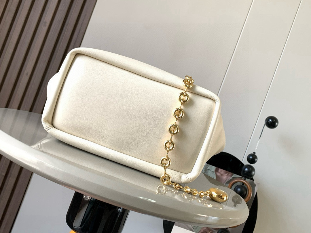 p980。🔥【明星同款】小号纳帕羊皮革Squeeze手袋💄是款精致而柔美的全新手袋💥全新发布的 Squeeze 手袋采用柔软丝滑的Mellow纳帕小羊皮制作而成❤️无衬里结构有效减轻包身自重🌺观感上也更为轻盈⭐️弯月形包口以优雅的褶边收口，营造出轻松又随性的态度👜这款包包还有一大亮点是符合人体工程学的 Squeeze 气囊手柄🌼搭配黄铜打造的精美甜甜圈链条😘可通过链环调节长短或添加延长链，实现手拎、肩背、斜挎等不同背法😻气囊手柄可自由滑动位置以提升舒适度🌻链条底部点缀一枚 Anagram Pebble 吊坠，为包包增添灵动细节⚡️
尺寸：29CM～24CM～10.5CM
款号：9042
颜色：柔白色