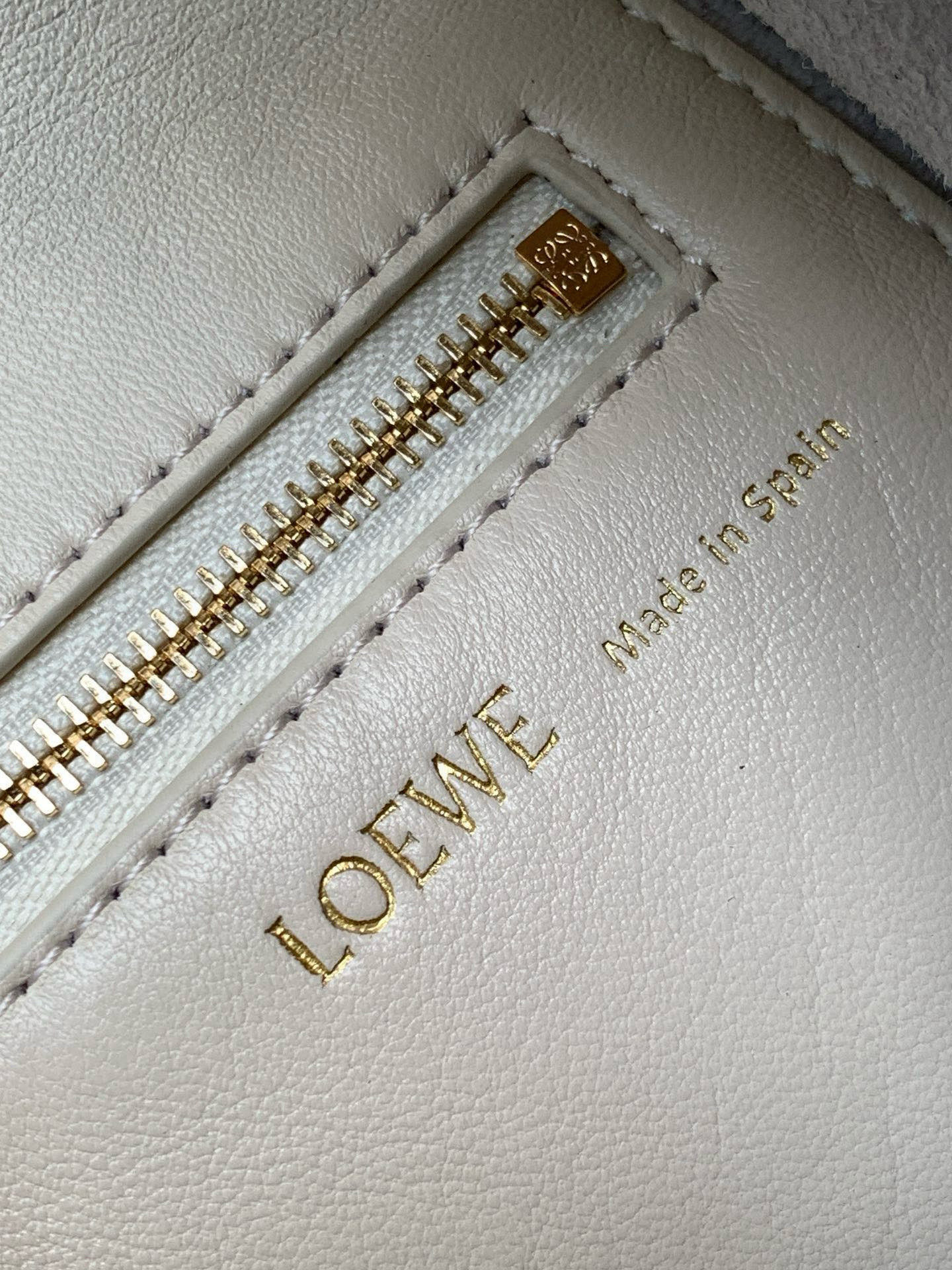 p980。🔥【明星同款】小号纳帕羊皮革Squeeze手袋💄是款精致而柔美的全新手袋💥全新发布的 Squeeze 手袋采用柔软丝滑的Mellow纳帕小羊皮制作而成❤️无衬里结构有效减轻包身自重🌺观感上也更为轻盈⭐️弯月形包口以优雅的褶边收口，营造出轻松又随性的态度👜这款包包还有一大亮点是符合人体工程学的 Squeeze 气囊手柄🌼搭配黄铜打造的精美甜甜圈链条😘可通过链环调节长短或添加延长链，实现手拎、肩背、斜挎等不同背法😻气囊手柄可自由滑动位置以提升舒适度🌻链条底部点缀一枚 Anagram Pebble 吊坠，为包包增添灵动细节⚡️
尺寸：29CM～24CM～10.5CM
款号：9042
颜色：柔白色