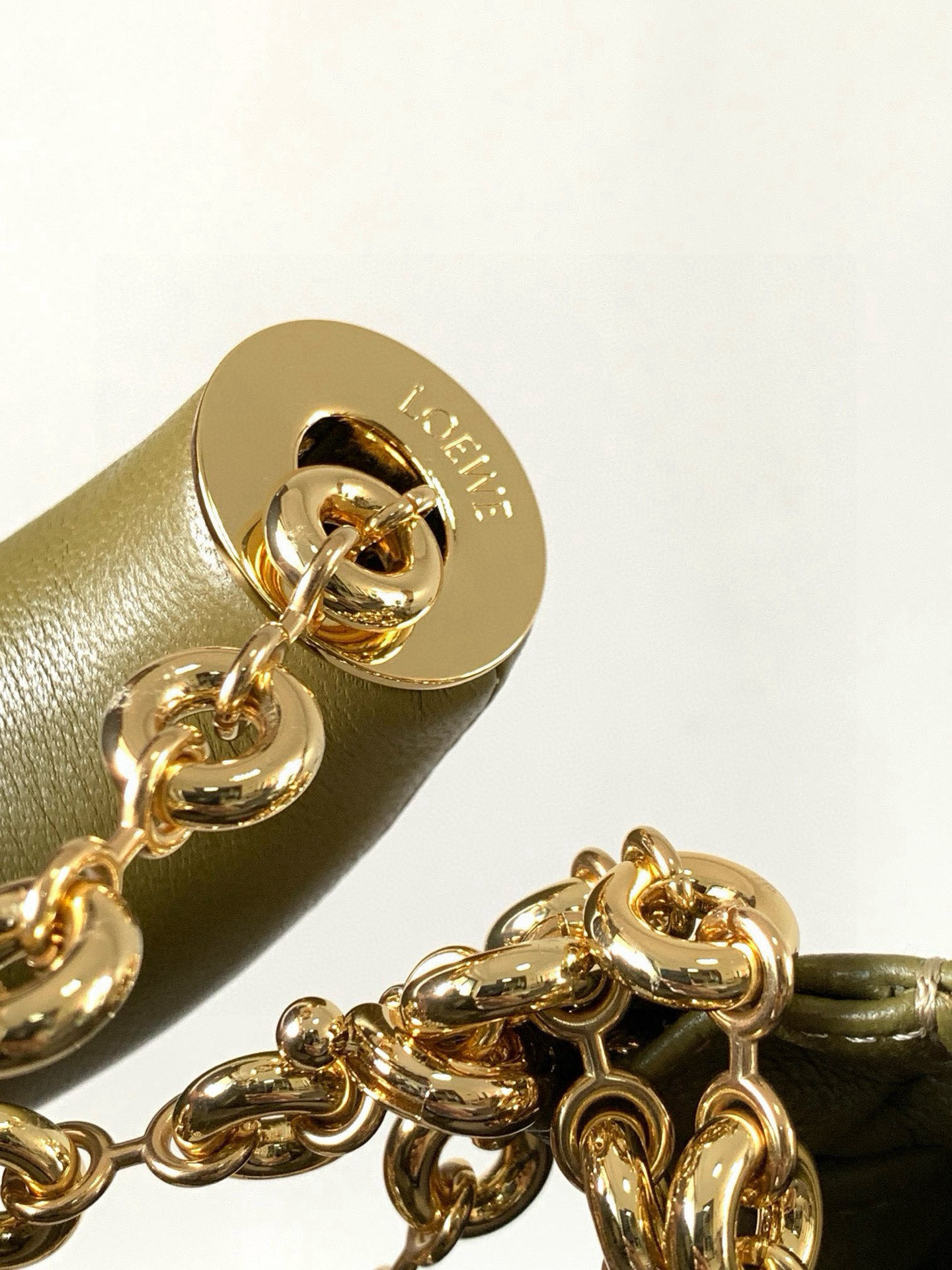 p980。🔥【明星同款】小号纳帕羊皮革Squeeze手袋💄是款精致而柔美的全新手袋💥全新发布的 Squeeze 手袋采用柔软丝滑的Mellow纳帕小羊皮制作而成❤️无衬里结构有效减轻包身自重🌺观感上也更为轻盈⭐️弯月形包口以优雅的褶边收口，营造出轻松又随性的态度👜这款包包还有一大亮点是符合人体工程学的 Squeeze 气囊手柄🌼搭配黄铜打造的精美甜甜圈链条😘可通过链环调节长短或添加延长链，实现手拎、肩背、斜挎等不同背法😻气囊手柄可自由滑动位置以提升舒适度🌻链条底部点缀一枚 Anagram Pebble 吊坠，为包包增添灵动细节⚡️
尺寸：29CM～24CM～10.5CM
款号：9042
颜色：橄榄绿