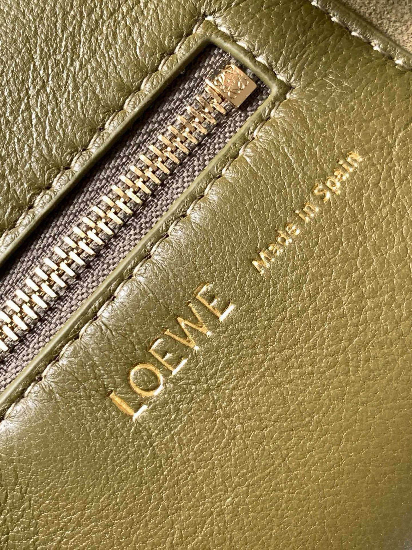 p980。🔥【明星同款】小号纳帕羊皮革Squeeze手袋💄是款精致而柔美的全新手袋💥全新发布的 Squeeze 手袋采用柔软丝滑的Mellow纳帕小羊皮制作而成❤️无衬里结构有效减轻包身自重🌺观感上也更为轻盈⭐️弯月形包口以优雅的褶边收口，营造出轻松又随性的态度👜这款包包还有一大亮点是符合人体工程学的 Squeeze 气囊手柄🌼搭配黄铜打造的精美甜甜圈链条😘可通过链环调节长短或添加延长链，实现手拎、肩背、斜挎等不同背法😻气囊手柄可自由滑动位置以提升舒适度🌻链条底部点缀一枚 Anagram Pebble 吊坠，为包包增添灵动细节⚡️
尺寸：29CM～24CM～10.5CM
款号：9042
颜色：橄榄绿