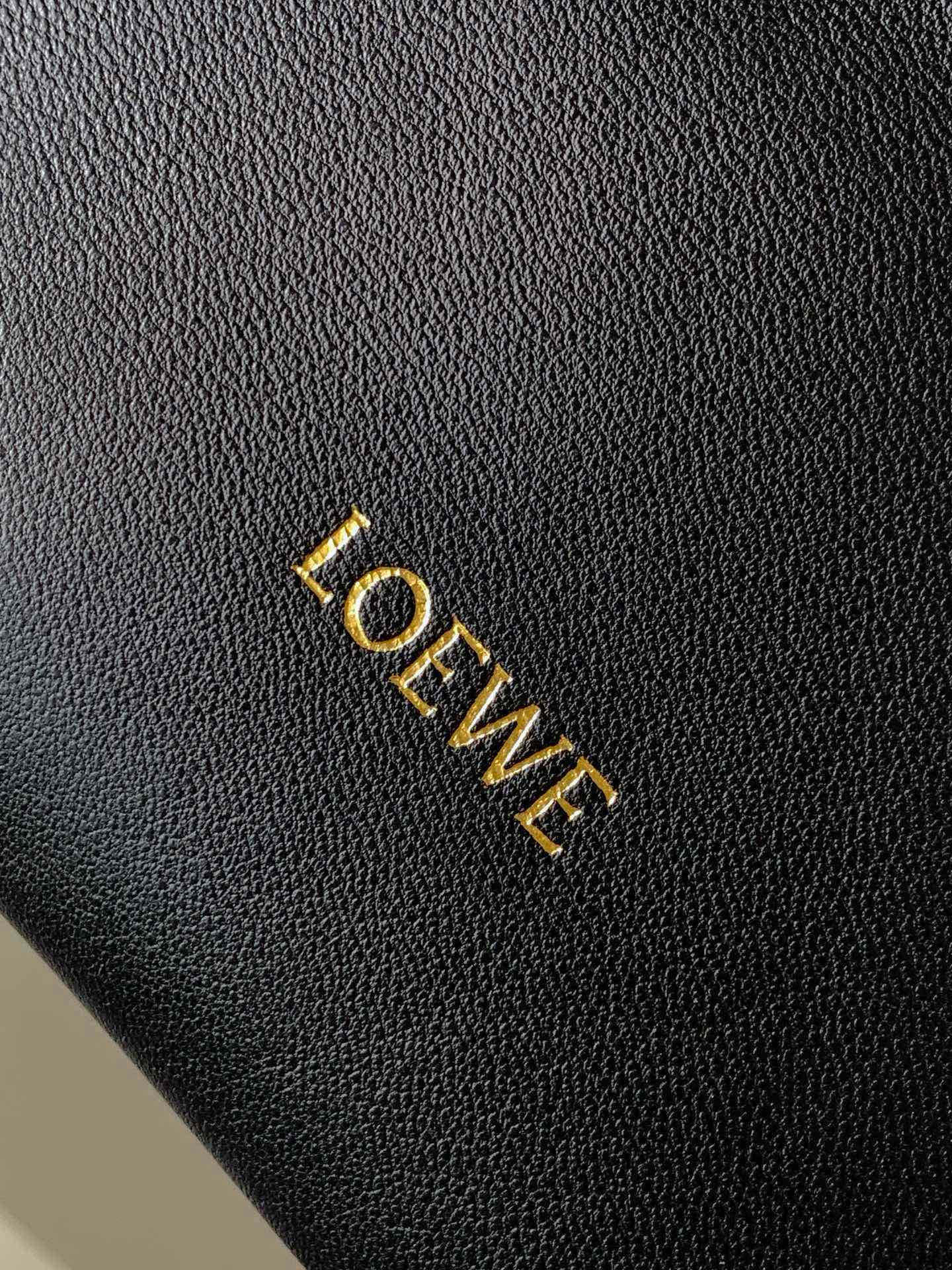 p980。🔥【明星同款】小号纳帕羊皮革Squeeze手袋💄是款精致而柔美的全新手袋💥全新发布的 Squeeze 手袋采用柔软丝滑的Mellow纳帕小羊皮制作而成❤️无衬里结构有效减轻包身自重🌺观感上也更为轻盈⭐️弯月形包口以优雅的褶边收口，营造出轻松又随性的态度👜这款包包还有一大亮点是符合人体工程学的 Squeeze 气囊手柄🌼搭配黄铜打造的精美甜甜圈链条😘可通过链环调节长短或添加延长链，实现手拎、肩背、斜挎等不同背法😻气囊手柄可自由滑动位置以提升舒适度🌻链条底部点缀一枚 Anagram Pebble 吊坠，为包包增添灵动细节⚡️
尺寸：29CM～24CM～10.5CM
款号：9042
颜色：黑色