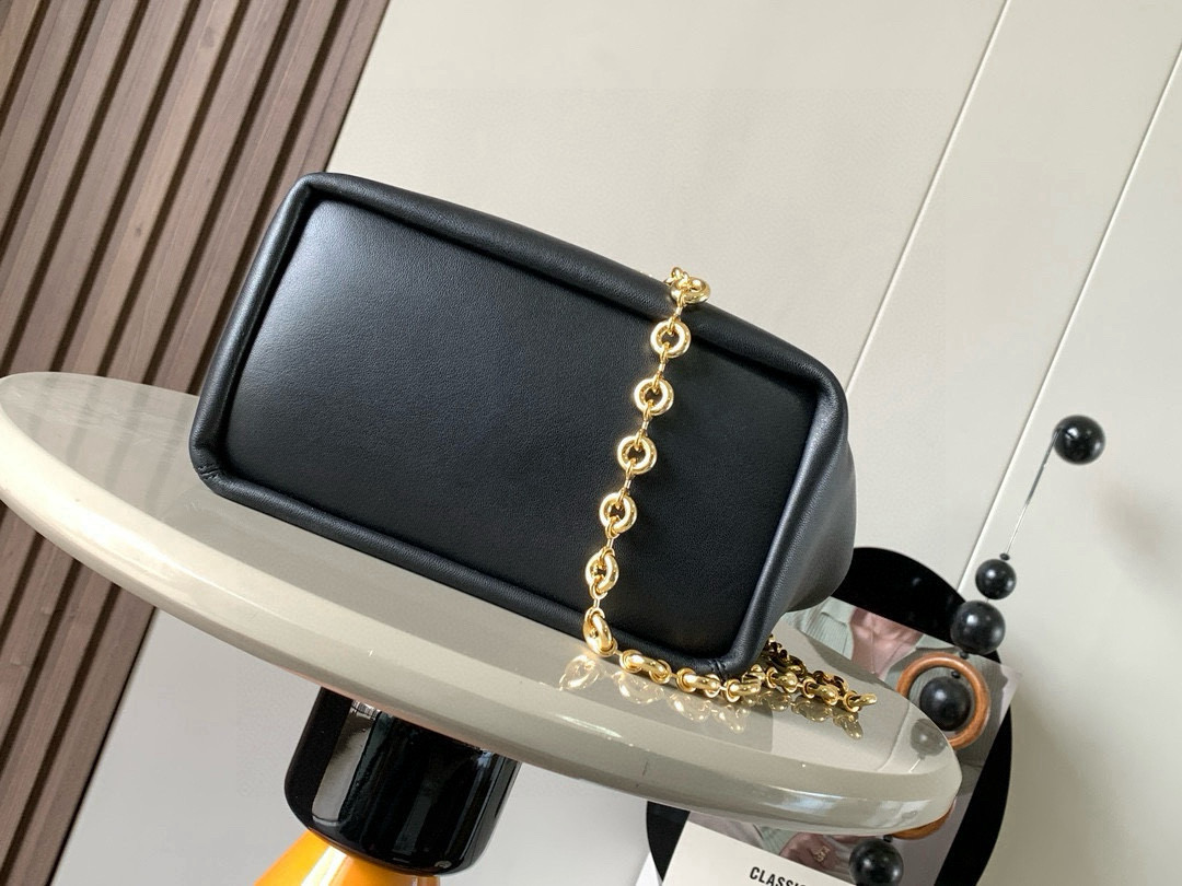 p980。🔥【明星同款】小号纳帕羊皮革Squeeze手袋💄是款精致而柔美的全新手袋💥全新发布的 Squeeze 手袋采用柔软丝滑的Mellow纳帕小羊皮制作而成❤️无衬里结构有效减轻包身自重🌺观感上也更为轻盈⭐️弯月形包口以优雅的褶边收口，营造出轻松又随性的态度👜这款包包还有一大亮点是符合人体工程学的 Squeeze 气囊手柄🌼搭配黄铜打造的精美甜甜圈链条😘可通过链环调节长短或添加延长链，实现手拎、肩背、斜挎等不同背法😻气囊手柄可自由滑动位置以提升舒适度🌻链条底部点缀一枚 Anagram Pebble 吊坠，为包包增添灵动细节⚡️
尺寸：29CM～24CM～10.5CM
款号：9042
颜色：黑色