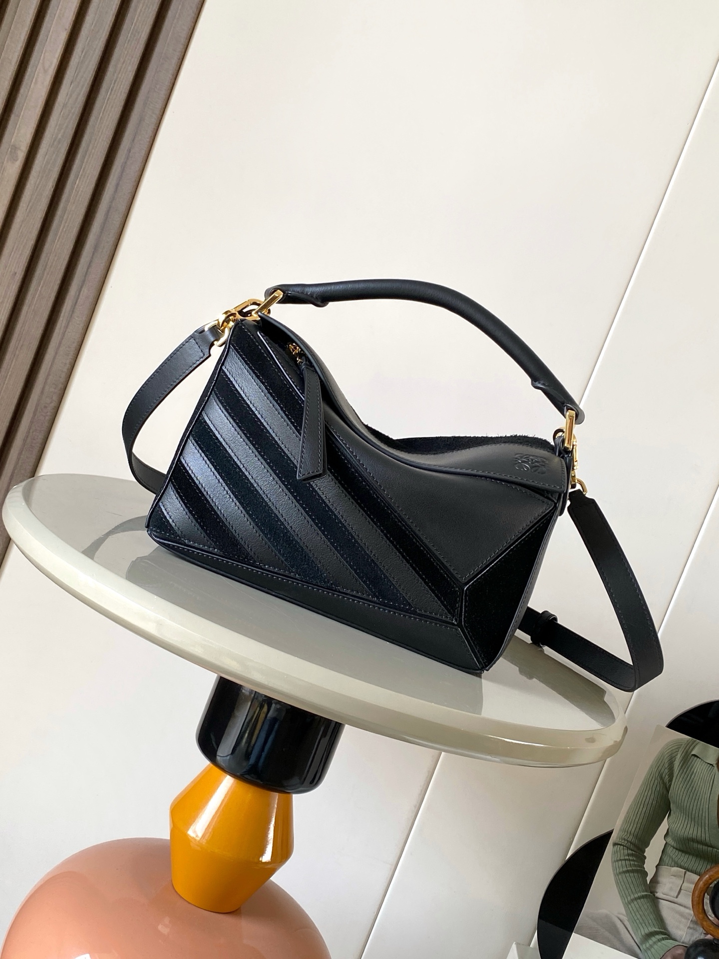 NO:619121,New celebrity style, new geometric bag small size 24CMPuzzle handbag Luojia popular geometric color small size classic cow leather and suede Puzzle handbag Puzzle  Unique geometric lines outline a rectangular shape. This small version is made of classic cow leather and suede. It is decorated with intarsia stripes with specific color patterns. *Can be worn on the shoulder, cross-body or handheld. *Detachable and adjustable shoulder strap.  Color black spelling, Loewe, loewe, loewe, cowhide19860909新款明星同款 新款几何包小号24CMPuzzle手袋罗家爆款几何色小号经典牛皮革和绒面革 Puzzle 手袋Puzzle 以别具一格的几何线条勾勒长方体造型此小号版本采用经典牛皮革和绒面革制成饰有特定配色图案的嵌花条纹*可肩背、斜挎或手提*可拆卸可调节肩带*拉链开合,牛皮革拉链头*一个外部拉链后袋一个内部插袋*绒面革衬里*Anagram 压纹 尺寸24CM～16CM～10CM 款号9107～9108 颜色黑色拼,罗意威,loewe,loewe,cowhide,Bag