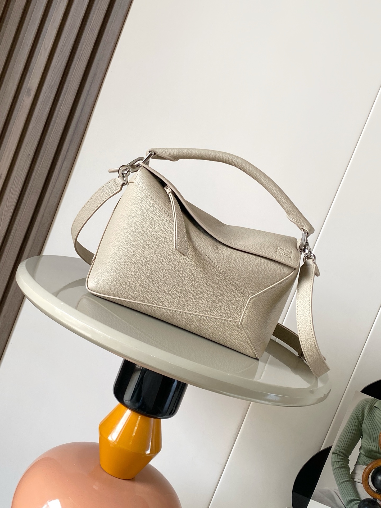 NO:619127,New version of geometric bag small 24CMPuzzle handbag!  Original imported nappa calf leather Luojia's popular geometric bag Puzzle handbag is the first handbag launched by creative director Jonathan Anderson for L0EWE. The rectangular shape and precise cutting technology create Puzzle's unique geometric lines. This small size version is made of soft nappa calf leather.  Size 24CM～16CM～10CM Style No. 9311～8010 Color Clay, Loewe, loewe, loewe, wallets, cowhide19860909新版本几何包小号24CMPuzzle手袋！原厂进口纳帕小牛皮罗家爆款几何包Puzzle 手袋是创意总监乔纳森·安德森为 L0EWE 推出的首款手提包长方体形状和精确的切割技术创造了 Puzzle 独特的几何线条这个小尺寸版本采用柔软纳帕小牛皮革制成＊小号Puzzle 可以容纳例如一只大号钱包所有尺寸的手机和太阳镜斜、肩背、手拿或顶部提手携带＊可拆卸 尺寸24CM～16CM～10CM 款号9311～8010 颜色粘土色,罗意威,loewe,loewe,wallets,cowhide,Bag