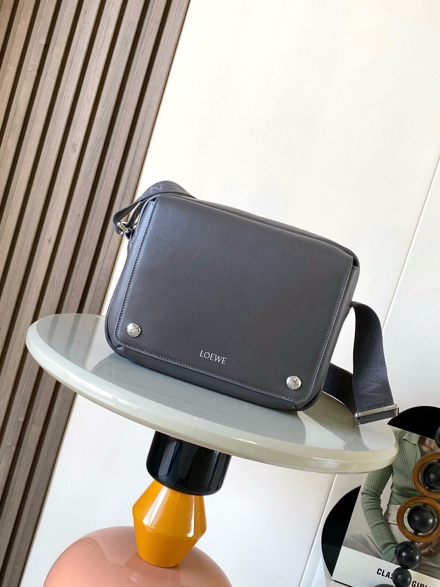 NO:619167,New Small Pebble Messenger Bag in Plain Calf Leather The Pebble messenger bag features a practical and sophisticated design, with dual signature Anagram Pebble.  This medium version is made of soft grained cowhide leather * Adjustable LOEWE webbing * Zipper closure * One front pocket with magnetic closure, one internal slip pocket * Suede lining * LOEWE hot silver, Anagram Pebble Size 23cm~9cm~18cm Style No. 9094 Color Black plain weave, Loewe, loewe, loewe, cowhide19860909新款小号平纹牛皮革 Pebble 邮差包Pebble 邮差包采用实用精巧设计,配有双重标志性 Anagram Pebble ．此中号版本采用柔软粒面牛皮革制成＊可调节LOEWE 织带＊拉链开合＊一个磁扣开合正面口袋,一个内部插袋＊绒面革衬里＊ LOEWE 烫银, Anagram Pebble 尺寸23cm～9cm~18cm 款号9094 颜色黑色平纹,罗意威,loewe,loewe,cowhide,Bag