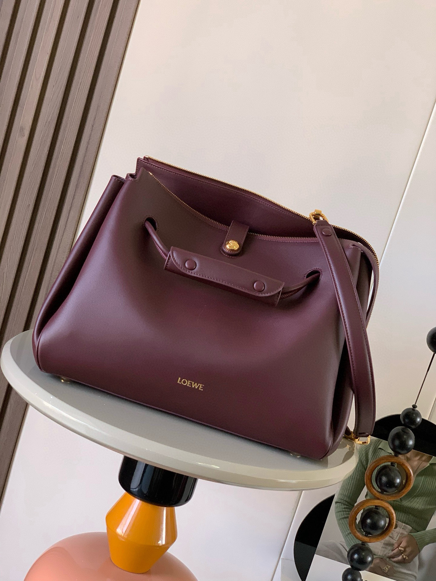 NO:639841,Large Madrid bag in soft calfskin Madrid has a soft structured trapezoidal shape with gusseted design, adjustable handles and Pebble magnetic closure This large version is made of soft calfskin *Can be worn on the shoulder, crossbody or by hand*Adjustable shoulder strap with leather extension *AnagramPebble magnetic zipper closure*One zipped interior pocket *Anagram Pebble metal feet *Nappa sheepskin lining  Size 33CM～24CM～12.5CM Style No. 9148 Color Burgundy red, Loewe, loewe, cowhide, sheepskin19860909大号柔软牛皮革 Madrid手袋Madrid 具有柔软的结构感梯形造型采用角撑设计,搭配可调节提手和 Pebble 磁扣此大号版本采用柔软牛皮革制成*可肩背、斜挎或手提*可调节肩带,搭配皮革延长带 *AnagramPebble 磁扣开合拉链开合*一个拉链内袋 *Anagram Pebble金属脚钉*纳帕羊皮革衬里 尺寸33CM～24CM～12.5CM 款号9148 颜色勃艮第红,罗意威,loewe,cowhide,sheepskin,Bag