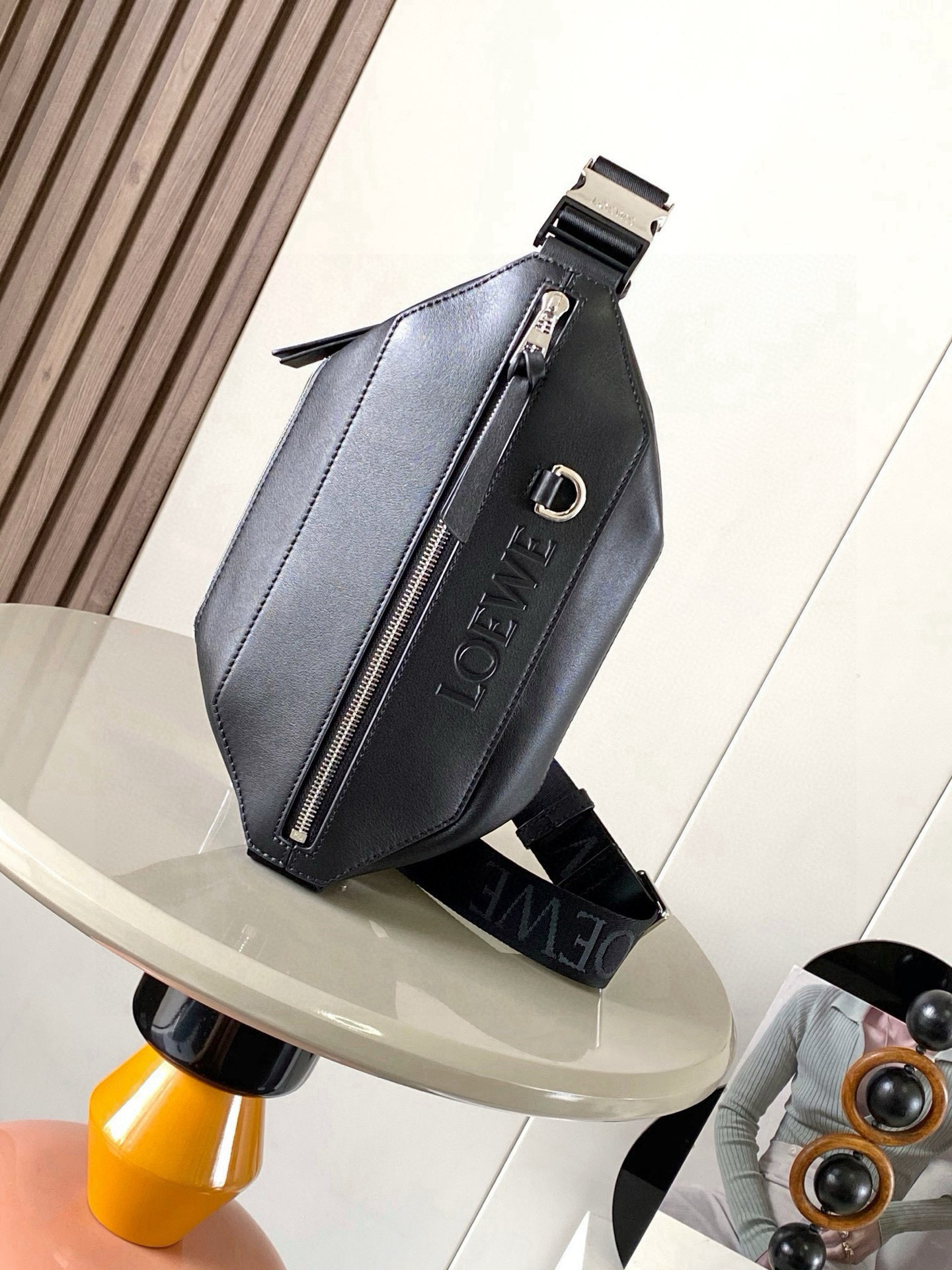 NO:659361,Classic cow leather variant Sling Bag Compact Sling bag with adjustable LOEWE webbing and brand-signed metal buckle that opens to change the bag's capacity and allow for multiple carrying methods. External zippered flat pockets enhance functionality This version is crafted from classic cow leather. *Can be worn cross-body or as a belt bag  Size 32.5cm～9cm～12.3cm Style number 9074 Color black, Loewe, loewe, loewe, cowhide19860909经典牛皮革变形 Sling 手袋紧凑型 Sling 手袋配有可调节 LOEWE 织带和品牌标志金属搭扣可打开以改变手袋容量并实现多种携带方式.外部拉链平口袋进步增强了功能性这个版本采用经典牛皮革制成.＊可斜挎或作为腰包携带＊拉链开合,牛皮革拉链头＊人字纹棉质帆布衬里＊配有 D 形环的压纹 LOEWE 尺寸32.5cm～9cm～12.3cm 款号9074 颜色黑色,罗意威,loewe,loewe,cowhide,Bag