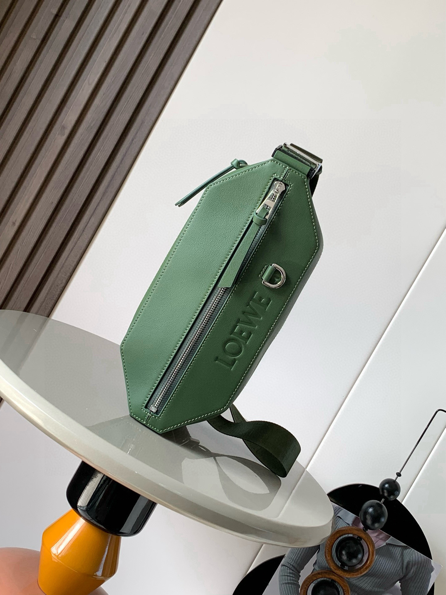 NO:659369,Classic cow leather variant Sling bag Compact Sling bag with adjustable LOEWE webbing and brand-signed metal buckle that opens to change the bag's capacity and allow for multiple carrying methods. External zippered flat pockets enhance functionality This version is crafted from classic cow leather. *Can be worn cross-body or as a belt bag  Size 32.5cm～9cm～12.3cm Style number 9074 Color forest green, Loewe, loewe, loewe, cowhide19860909经典牛皮革变形 Sling 手袋 紧凑型 Sling 手袋配有可调节 LOEWE 织带和品牌标志金属搭扣可打开以改变手袋容量并实现多种携带方式.外部拉链平口袋进步增强了功能性这个版本采用经典牛皮革制成.＊可斜挎或作为腰包携带＊拉链开合,牛皮革拉链头＊人字纹棉质帆布衬里＊配有 D 形环的压纹 LOEWE 尺寸32.5cm～9cm～12.3cm 款号9074 颜色森林绿,罗意威,loewe,loewe,cowhide,Bag