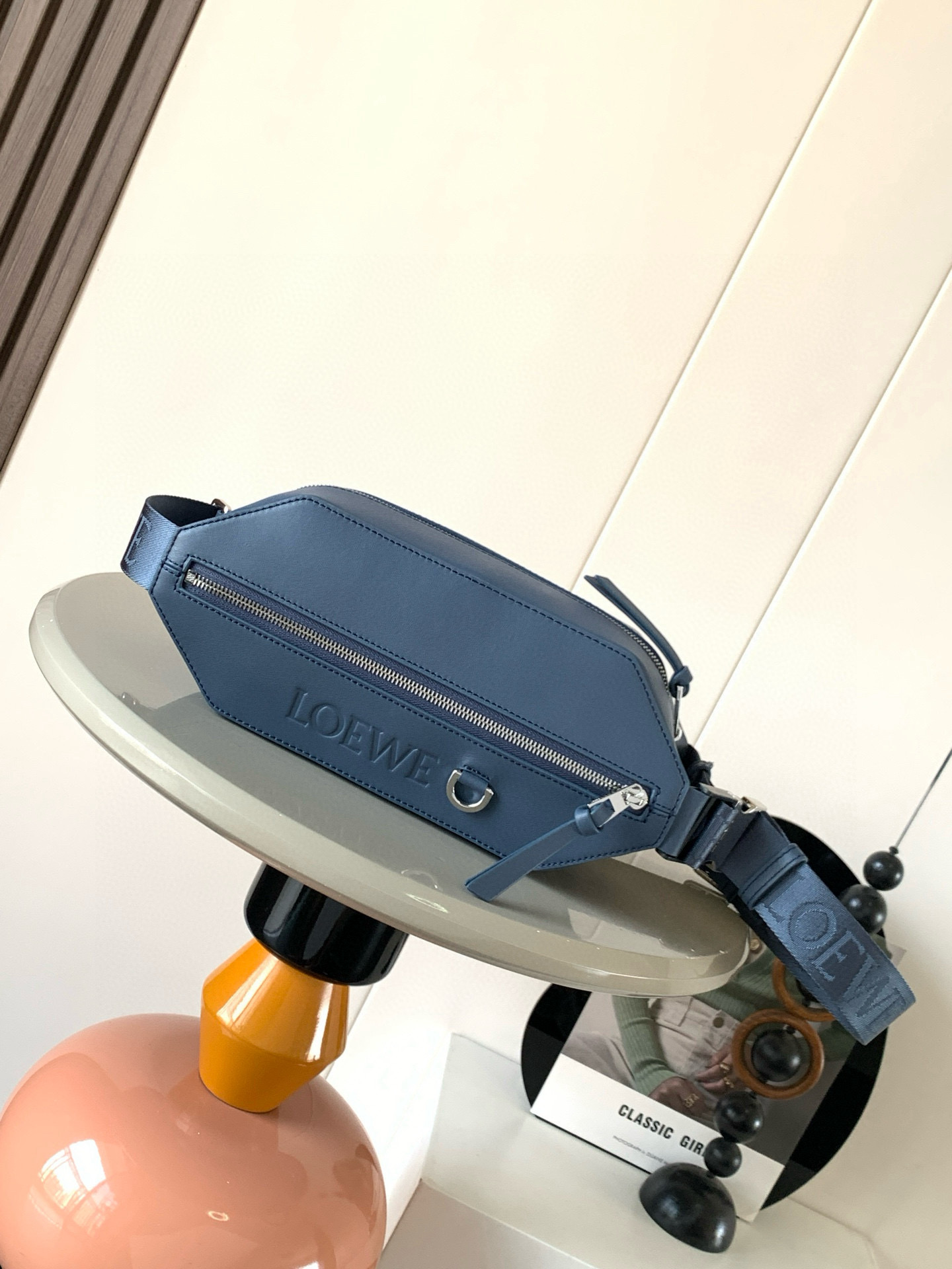 NO:659374,Classic cow leather variant Sling bag Compact Sling bag with adjustable LOEWE webbing and brand-signed metal buckle that opens to change the bag's capacity and allow for multiple carrying methods. External zippered flat pockets enhance functionality This version is crafted from classic cow leather. *Can be worn cross-body or as a belt bag  Size 32.5cm～9cm～12.3cm Style No. 9074 Color Indigo, Loewe, loewe, loewe, cowhide19860909经典牛皮革变形 Sling 手袋 紧凑型 Sling 手袋配有可调节 LOEWE 织带和品牌标志金属搭扣可打开以改变手袋容量并实现多种携带方式.外部拉链平口袋进步增强了功能性这个版本采用经典牛皮革制成.＊可斜挎或作为腰包携带＊拉链开合,牛皮革拉链头＊人字纹棉质帆布衬里＊配有 D 形环的压纹 LOEWE 尺寸32.5cm～9cm～12.3cm 款号9074 颜色靛蓝色,罗意威,loewe,loewe,cowhide,Bag