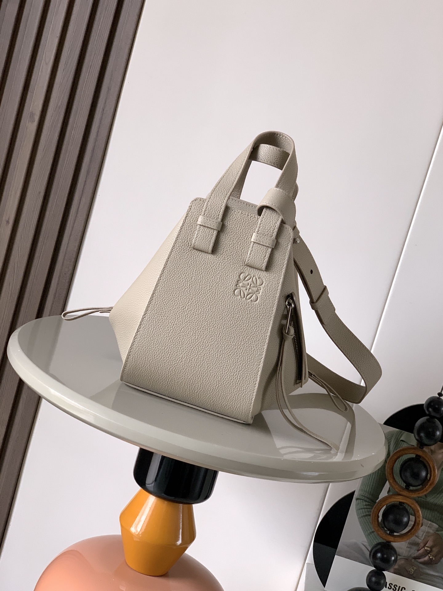 NO:659379,Hammock bag 20CM new size Hammock bag hammock bag crazy flop!  It’s so pretty. It’s the middle size between small and mini, which is more suitable for Asian girls. The “Transformers” in the fashion world can transform into six different forms. The Hammock bag has a novel and versatile design. It can transform into six different forms to meet different usage habits and collocations. You can adjust the shape according to the size of things you need to carry. Large capacity, single shoulder, crossbody, hand carry, N kinds of carrying methods. The proportions of the upper body are just right. One bag is multi-purpose. It can do everything, no matter the glossy plain weave.  The full and soft grained cowhide is particularly high-end. What’s more deadly is that each color matches well and is very suitable for street photography. In addition to the concave shape, it can also be worn in minutes and capture you in an instant. Size 20CM~19CM~14CM. Style No. 9002. Colors: Clay, Loewe, Loewe, Cowhide19860909吊床包20CM新尺寸Hammock bag吊床包疯狂翻牌！太好看了这是小号和迷你中间的尺寸更适合亚洲女生,时尚界“变形金刚”可以变换六种不同的形态Hammock bag吊床包设计新颖百变可以变换六种不同的形态满足不同的使用习惯与搭配可以根据需要装东西大小来调整外形大容量、单肩、斜挎、手拎、N种背法上身比例都恰到好处一包多用 无所不能无论富有光泽的平纹 还是饱满柔软的粒面牛皮都特显高级更致命的是 每个颜色都搭配得很好看超适合街拍凹造型之余还特能装分分钟能将你瞬间虏获 尺寸20CM~19CM~14CM 款号9002 颜色粘土色荔,罗意威,loewe,cowhide,Bag