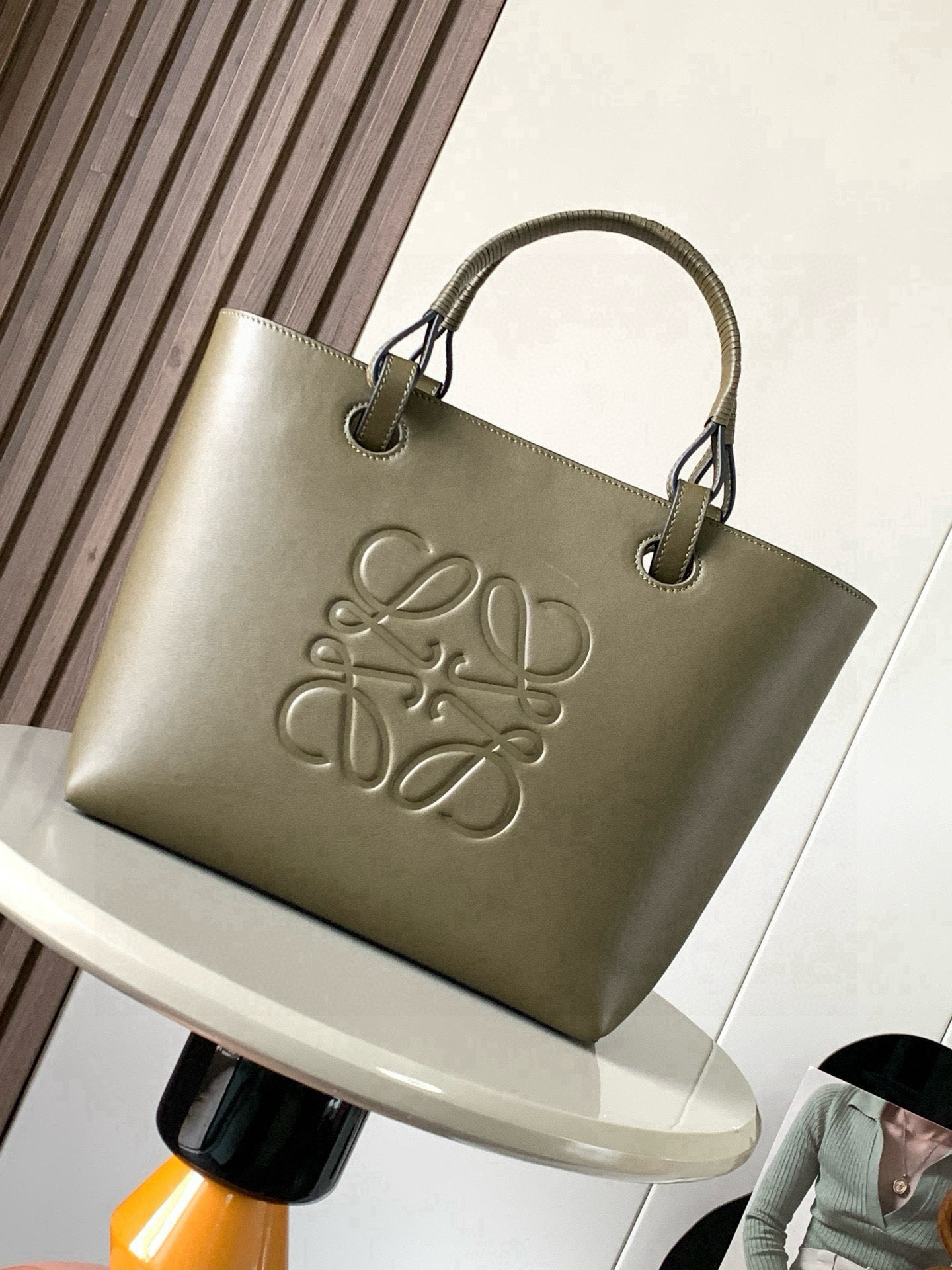 NO:659368,Medium calf leather Anagram Tote handbag linen splicing tote features no fancy design simple and practical design of long and short shoulder straps quite nice and the size is quite suitable  It is not particularly big and can easily meet daily needs. In addition to the regular classic shoulder straps, it is also equipped with a unique braided handle, which adds a lot of fashion and design to the simple shape. The iconic Anagram logo is embossed on the body of the bag for recognition and fashion, which makes it a perfect match.  Even more comfortable and stylish. Can be paired with longer cowhide top handles or shorter handwoven handles. Use this size version. Crafted from Wagyu leather. Large Anagram on front. 'Carry on shoulder or by top handle.' Cow leather lace-up fastening. *Two interior slip pockets.  Size 29CM~25CM~14CM Style number 9300 full leather Color khaki green plain weave, Loewe, loewe, cowhide19860909中号牛皮革 Anagram Tote 手袋亚麻布拼接托特色没啥花里胡哨的设计 简单实用型长短肩带的设计还挺好看的尺寸还比较合适 不算特别大容易轻松满足日常需求,除了常规的经典肩带还搭配独特的编织手柄给简约的造型增添了不少时髦感和设计感.包身压印标志性Anagram徽标辨识度和时尚气息那是拿捏得杠杠哒搭配起来更是舒适又出片可搭配较长的牛皮革顶部提手或较短的手工编织提手使用这个尺寸版采和牛皮革制成正面饰有大尺寸的Anagram“肩背或顶部提手携带“牛皮革系带固定*两个内部插袋*牛皮革衬里 尺寸29CM~25CM~14CM 款号9300全皮 颜色卡其绿平纹,罗意威,loewe,cowhide,Bag