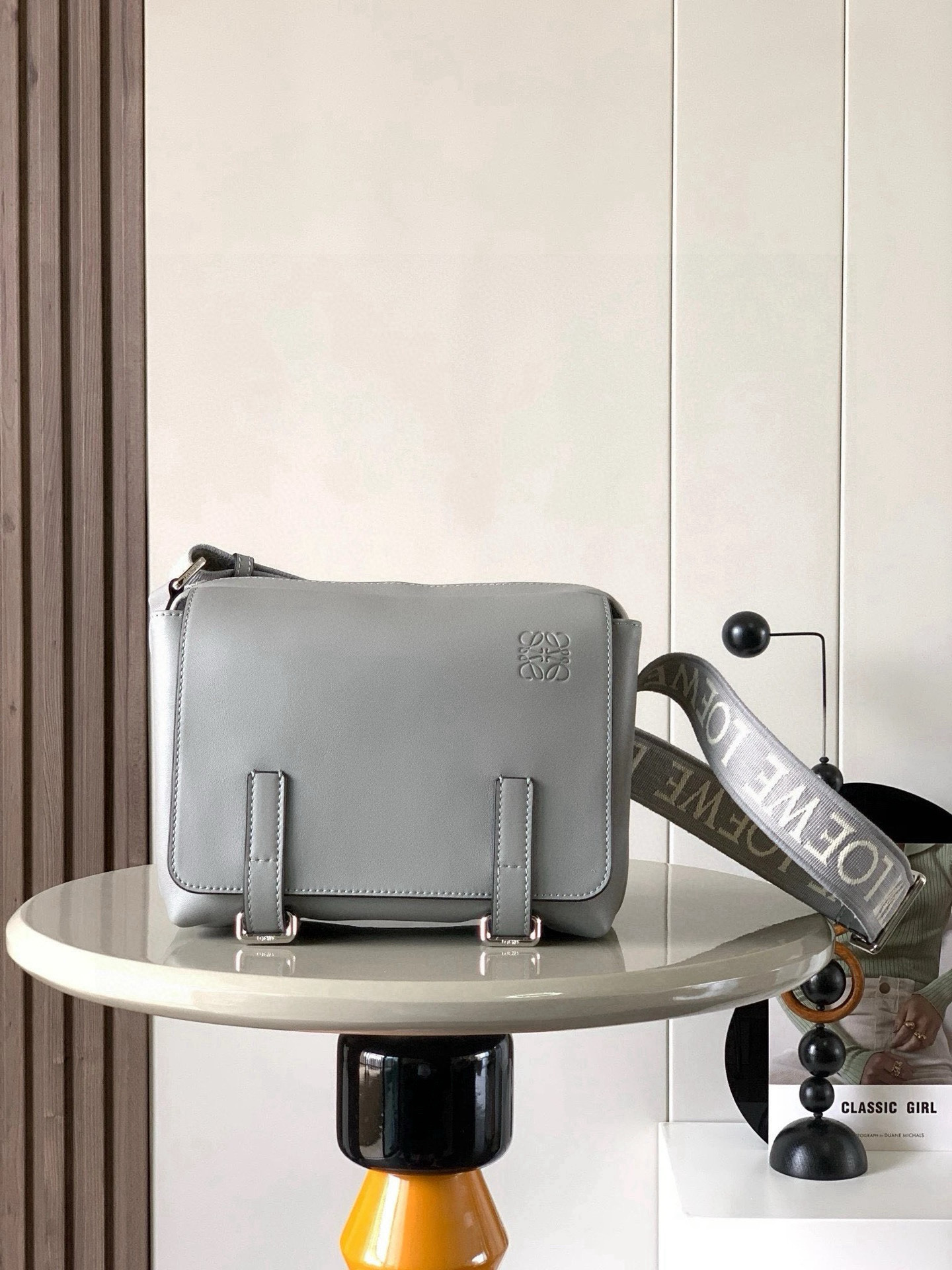 NO:659370,L0ewe new XS messenger bag military messenger classic messenger bag This model changes the way of the classic messenger bag in the past. It is designed with a zippered main compartment. The front part is opened with a buckle to store private items, which is more user-friendly. The overall feeling is more impeccable. It has two built-in card slots for cigarettes, mobile phones, power banks, and wallets. The ideal storage index is 5 stars. It is made of imported pebbled calfskin with soft fine-grained calfskin on the back. The adjustable cotton webbing shoulder strap doubles the comfort of use! Size 23CM～18CM～9CM Style No. 9011 Color Pearlescent Gray, Loewe, loewe, cowhide19860909L0ewe新款XS邮差包military messenger经典信使包 此款一改过去经典邮差包做法,设计了拉链主隔层,前部搭配搭扣打开方式放隐私物品安全之余更加人性化.整體感覺更無懈可击.内置两卡槽,香烟,手机,充电宝,钱夹,收纳理想指数5颗星采用进口荔枝纹小牛皮搭配背部柔软细纹皮小牛皮,调节的棉质织带肩带,使用舒适感倍增！ 尺寸23CM～18CM～9CM 款号9011 颜色珠光灰,罗意威,loewe,cowhide,Bag