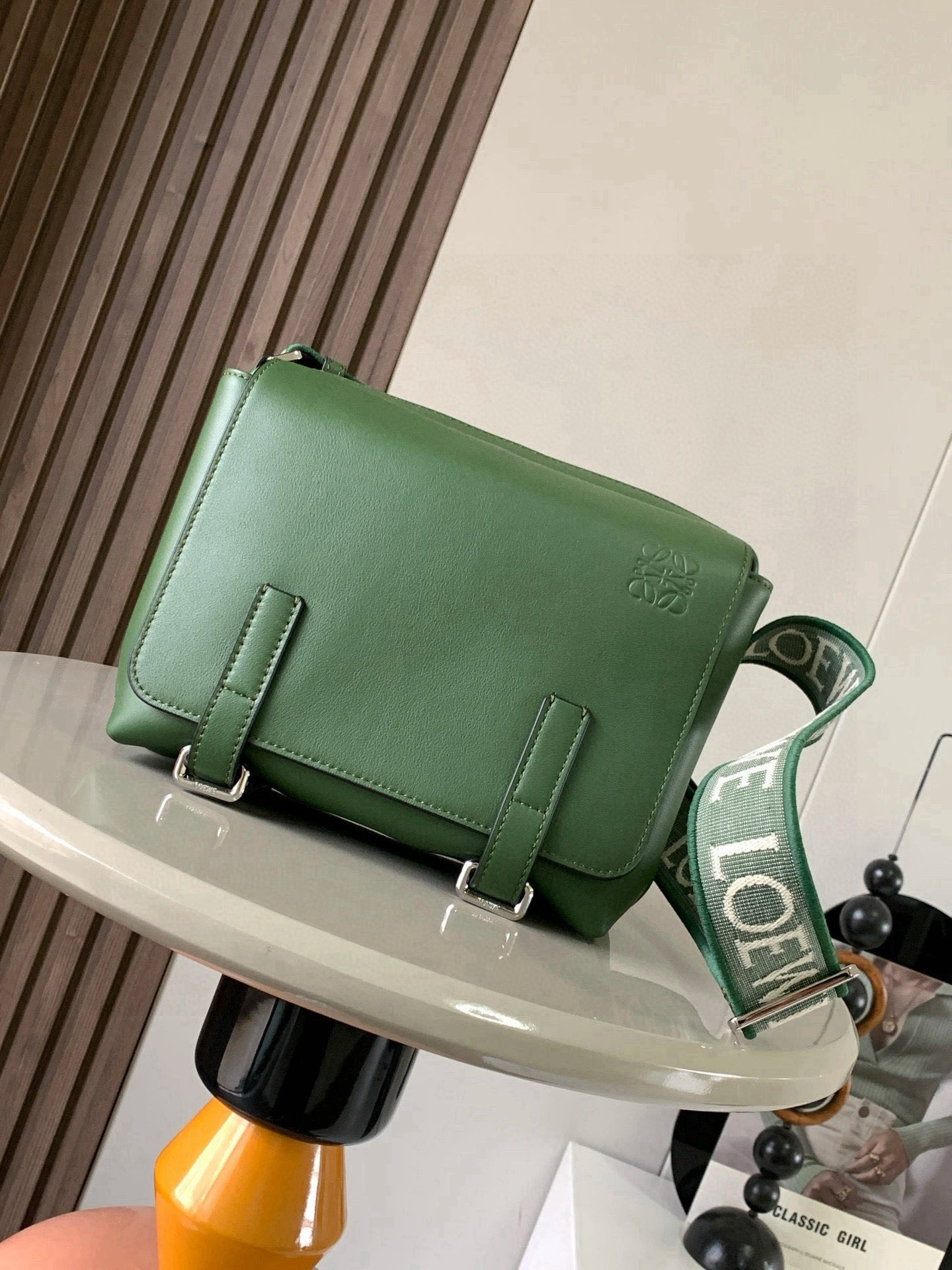 NO:659381,L0ewe new XS messenger bag military messenger classic messenger bag This model changes the way of the classic messenger bag in the past. It is designed with a zippered main compartment. The front part is opened with a buckle to store private items, which is more user-friendly. The overall feeling is more impeccable. It has two built-in card slots for cigarettes, mobile phones, power banks, and wallets. The ideal storage index is 5 stars. It is made of imported pebbled calfskin with soft fine-grained calfskin on the back. The adjustable cotton webbing shoulder strap doubles the comfort of use! Size 23CM～18CM～9CM Style number 9011 Color green, Loewe, loewe, cowhide19860909L0ewe新款XS邮差包military messenger经典信使包 此款一改过去经典邮差包做法,设计了拉链主隔层,前部搭配搭扣打开方式放隐私物品安全之余更加人性化.整體感覺更無懈可击.内置两卡槽,香烟,手机,充电宝,钱夹,收纳理想指数5颗星采用进口荔枝纹小牛皮搭配背部柔软细纹皮小牛皮,调节的棉质织带肩带,使用舒适感倍增！ 尺寸23CM～18CM～9CM 款号9011 颜色绿色,罗意威,loewe,cowhide,Bag