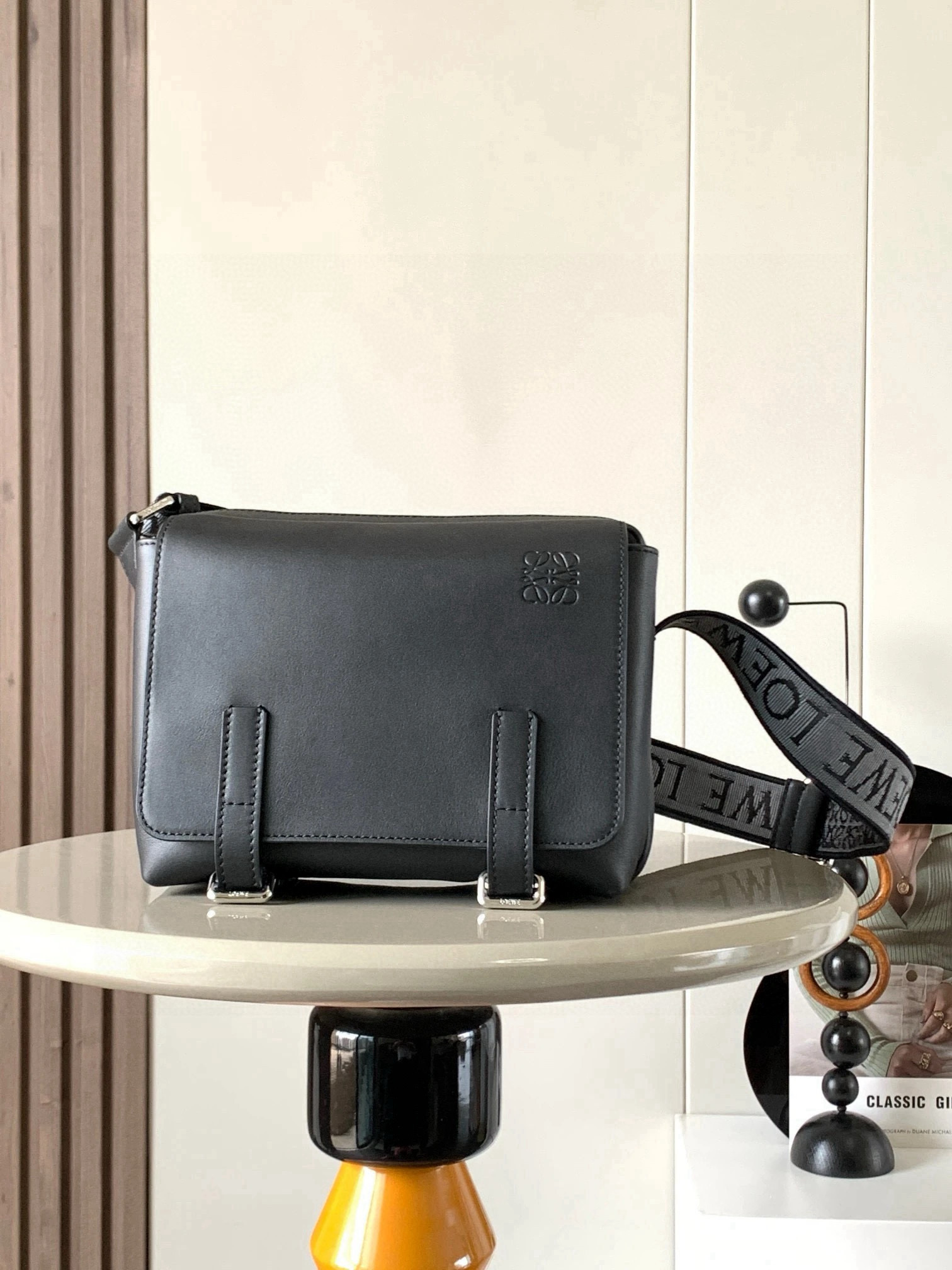 NO:659383,L0ewe new XS messenger bag military messenger classic messenger bag This model changes the way of the classic messenger bag in the past. It is designed with a zippered main compartment. The front part is opened with a buckle to store private items, which is more user-friendly. The overall feeling is more impeccable. It has two built-in card slots for cigarettes, mobile phones, power banks, and wallets. The ideal storage index is 5 stars. It is made of imported pebbled calfskin with soft fine-grained calfskin on the back. The adjustable cotton webbing shoulder strap doubles the comfort of use! Size 23CM～18CM～9CM Style number 9011 Color black, Loewe, loewe, cowhide19860909L0ewe新款XS邮差包military messenger经典信使包 此款一改过去经典邮差包做法,设计了拉链主隔层,前部搭配搭扣打开方式放隐私物品安全之余更加人性化.整體感覺更無懈可击.内置两卡槽,香烟,手机,充电宝,钱夹,收纳理想指数5颗星采用进口荔枝纹小牛皮搭配背部柔软细纹皮小牛皮,调节的棉质织带肩带,使用舒适感倍增！ 尺寸23CM～18CM～9CM 款号9011 颜色黑色,罗意威,loewe,cowhide,Bag