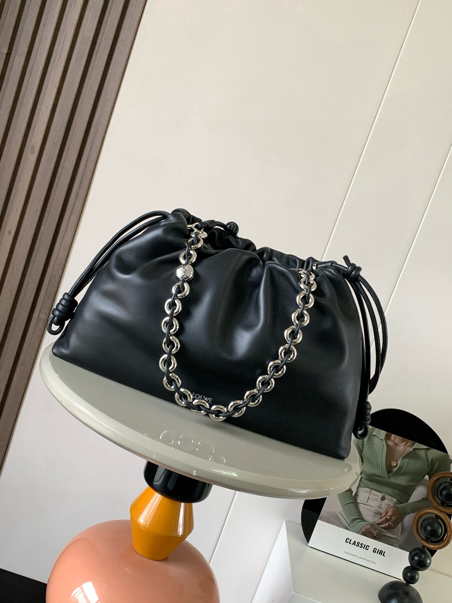 NO:676554,New Large Deer Leather Flamenco Purse Clutch Flamenco Purse features pleated sides with signature knots. This large version is made of deer leather. * Can be worn on the shoulder, cross-body or handheld * Detachable and adjustable leather shoulder strap * Durable, soft and shiny Detachable donut chain decorated with Anagram Pebble * Magnetic closure * Suede lining * LOEWE hot silver  Size 41cm～9cm～26cm Color black silver buckle Style number 9088, Loewe, loewe, loewe, handbag19860909新款大号鹿皮革 Flamenco Purse 手拿包Flamenco Purse 采用褶皱设计侧面搭配标志性绳结此大号版本采用鹿皮革制成.＊可肩背、斜挎或手提＊可拆卸可调节皮革肩带＊耐磨耐造又软又有光泽可拆卸甜甜圈链条饰有 Anagram Pebble ＊磁扣开合＊绒面革衬里＊ LOEWE 烫银 尺寸41cm～9cm～26cm 颜色黑色银扣 款号9088,罗意威,loewe,loewe,handbag,Bag